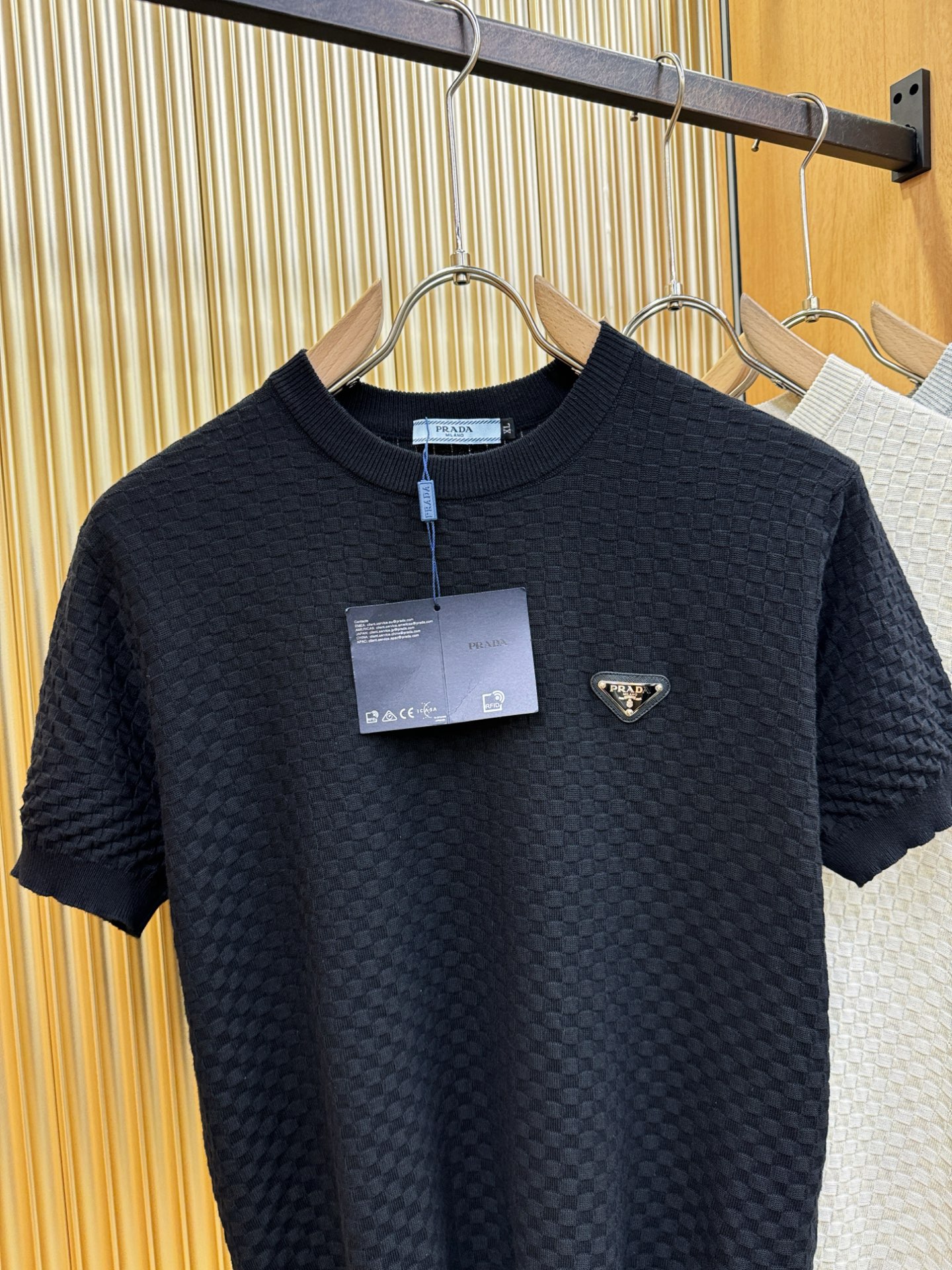 PRADA 普拉达 2026春夏新品针织短袖，进口针织面料，手感柔软。顶级进口私货，时尚设计潮流短袖针织