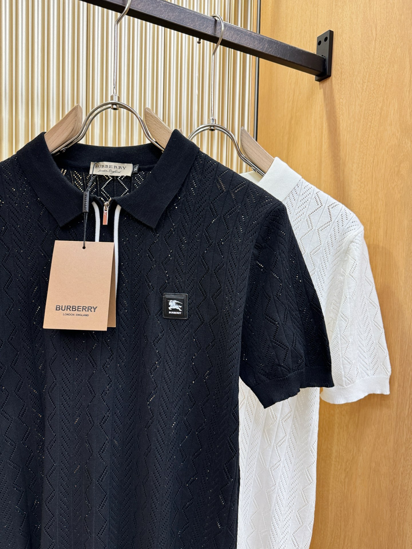 BURBERRY巴宝莉 2026春夏新品针织短袖，进口针织面料，手感柔软。顶级进口私货，时尚设计潮流短袖