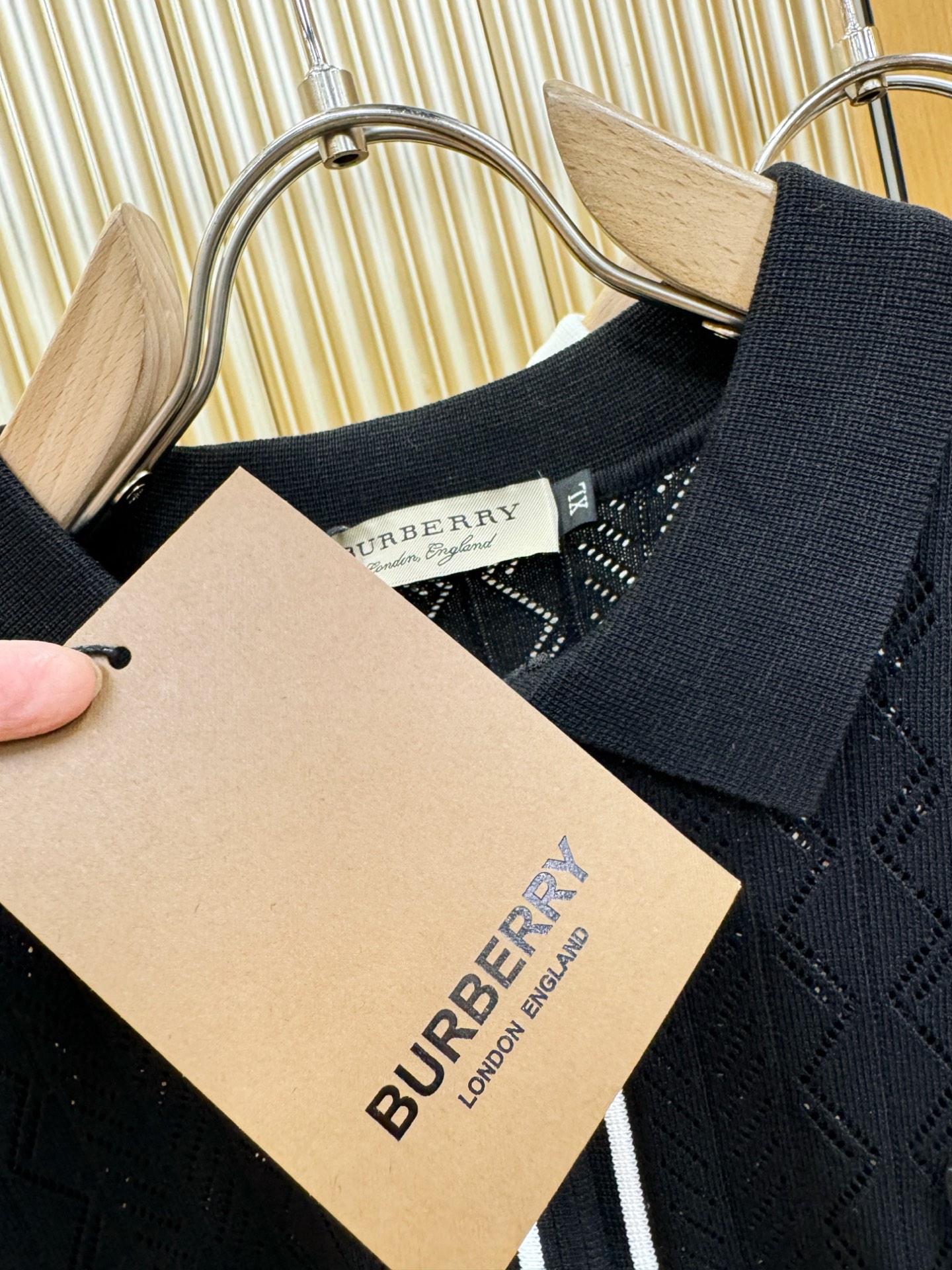 BURBERRY巴宝莉 2026春夏新品针织短袖，进口针织面料，手感柔软。顶级进口私货，时尚设计潮流短袖
