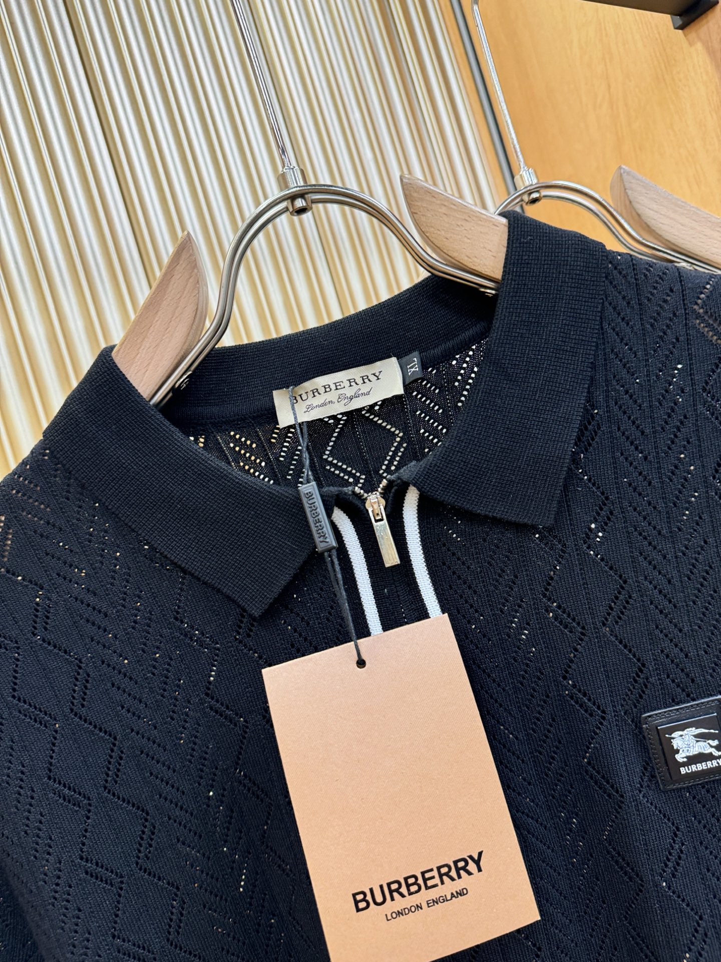 BURBERRY巴宝莉 2026春夏新品针织短袖，进口针织面料，手感柔软。顶级进口私货，时尚设计潮流短袖