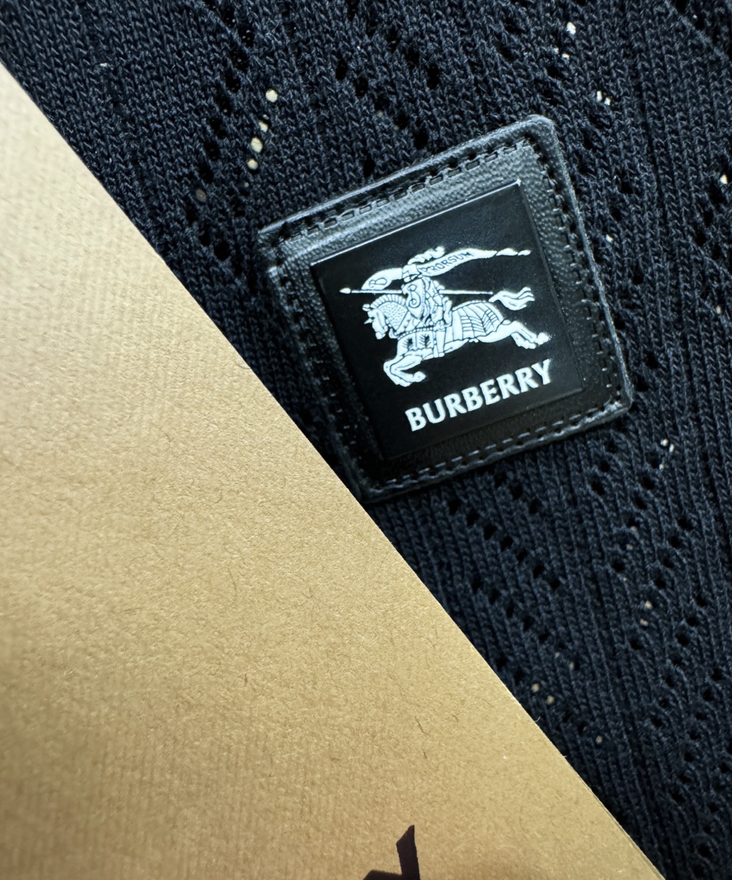 BURBERRY巴宝莉 2026春夏新品针织短袖，进口针织面料，手感柔软。顶级进口私货，时尚设计潮流短袖