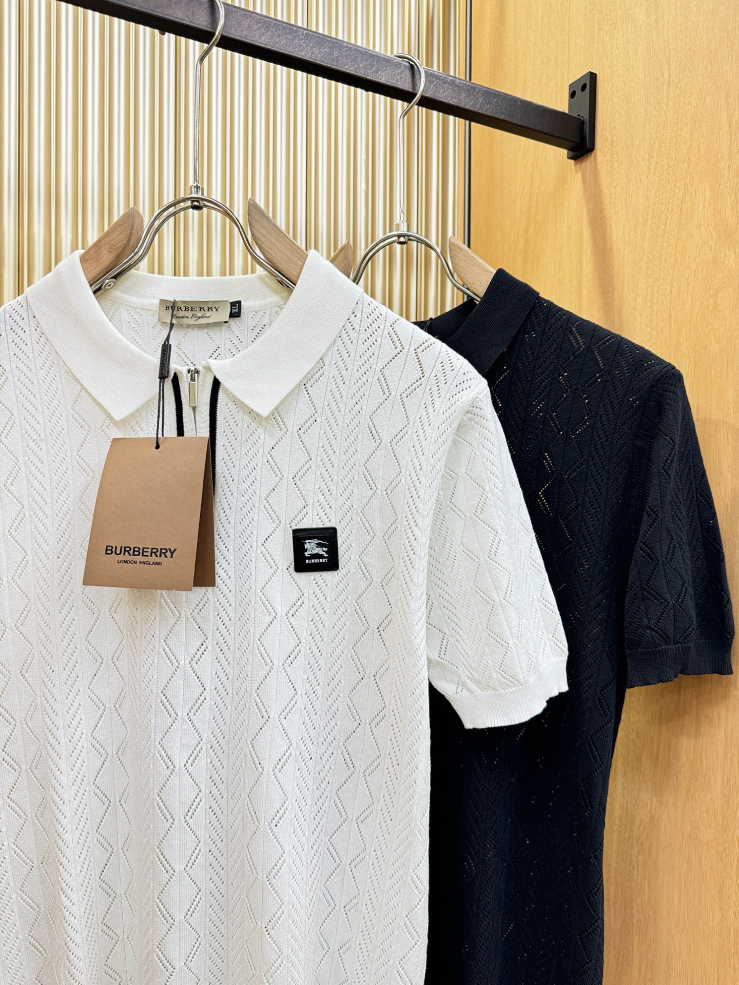 BURBERRY巴宝莉 2026春夏新品针织短袖，进口针织面料，手感柔软。顶级进口私货，时尚设计潮流短袖