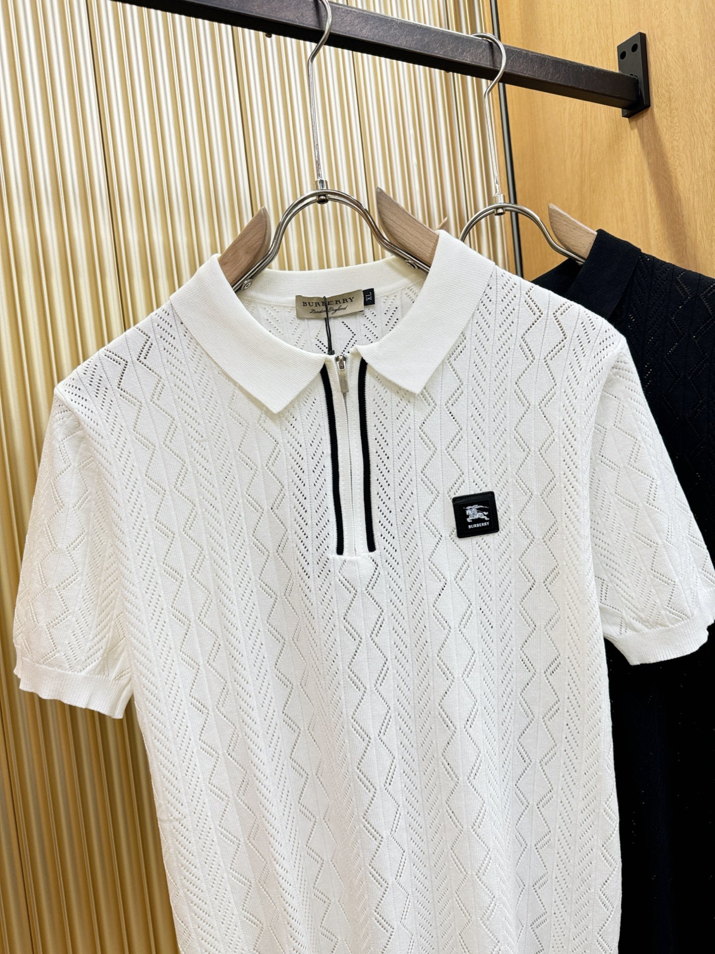 BURBERRY巴宝莉 2026春夏新品针织短袖，进口针织面料，手感柔软。顶级进口私货，时尚设计潮流短袖