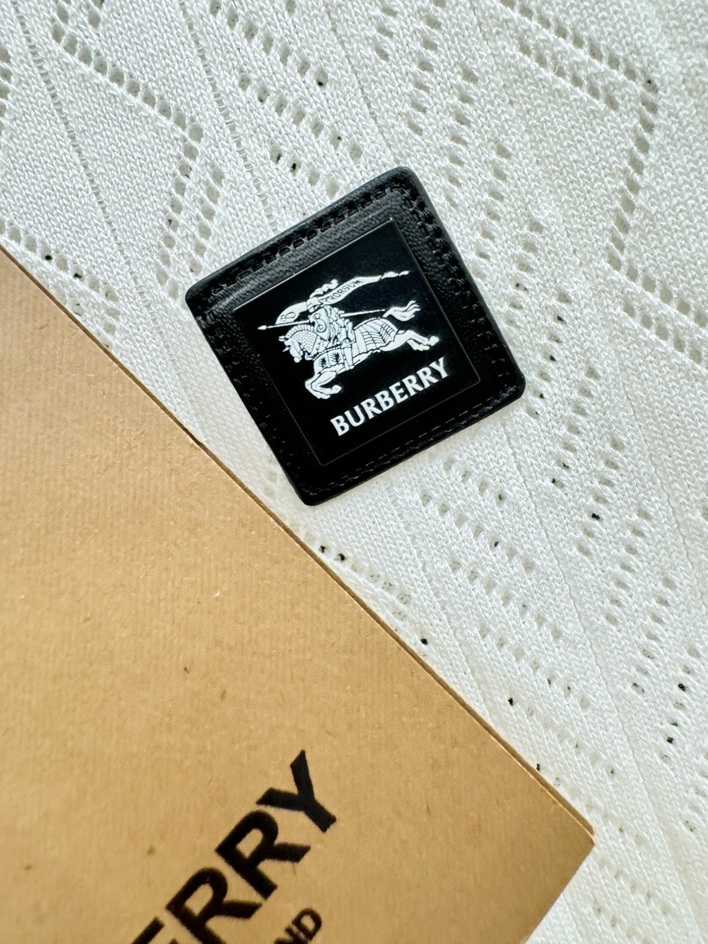BURBERRY巴宝莉 2026春夏新品针织短袖，进口针织面料，手感柔软。顶级进口私货，时尚设计潮流短袖