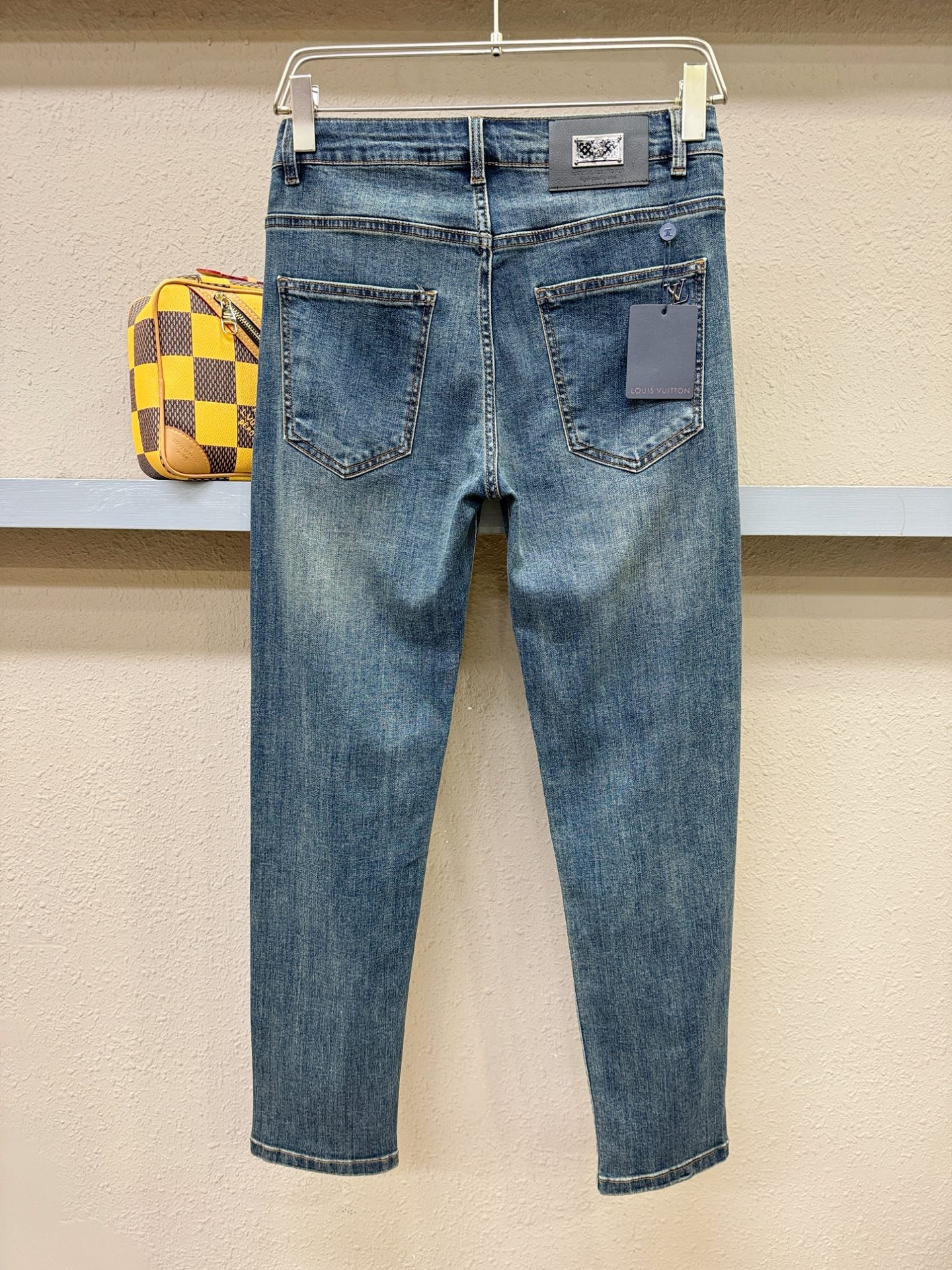 LV路易威登 专柜新品，原版牛仔裤 原版重工打造，品牌经典LOGO设计，三标齐全！原版五金辅料。专柜定制