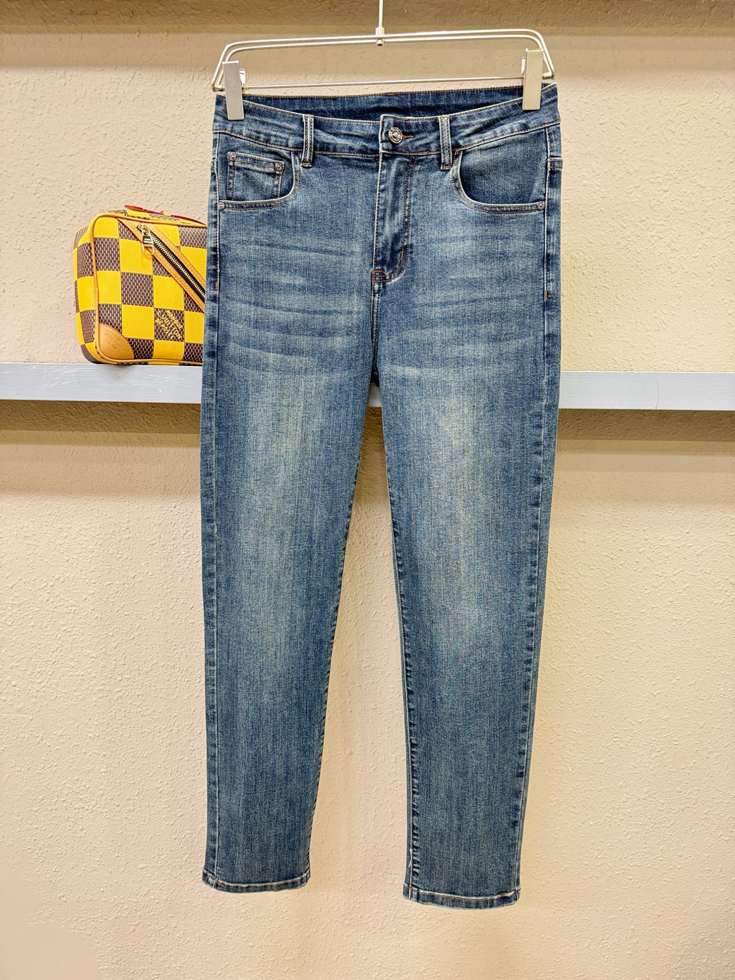 LV路易威登 专柜新品，原版牛仔裤 原版重工打造，品牌经典LOGO设计，三标齐全！原版五金辅料。专柜定制
