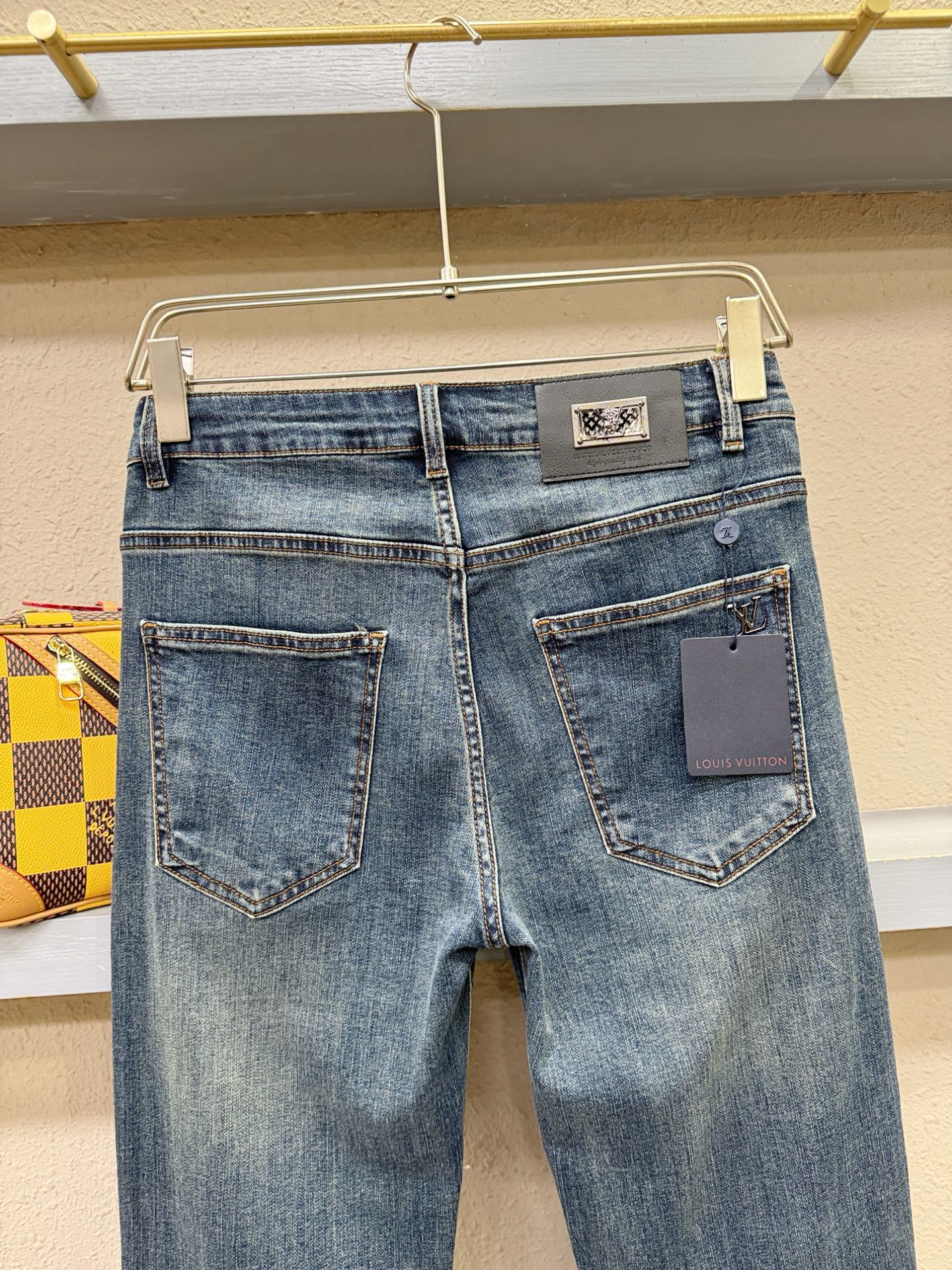 LV路易威登 专柜新品，原版牛仔裤 原版重工打造，品牌经典LOGO设计，三标齐全！原版五金辅料。专柜定制