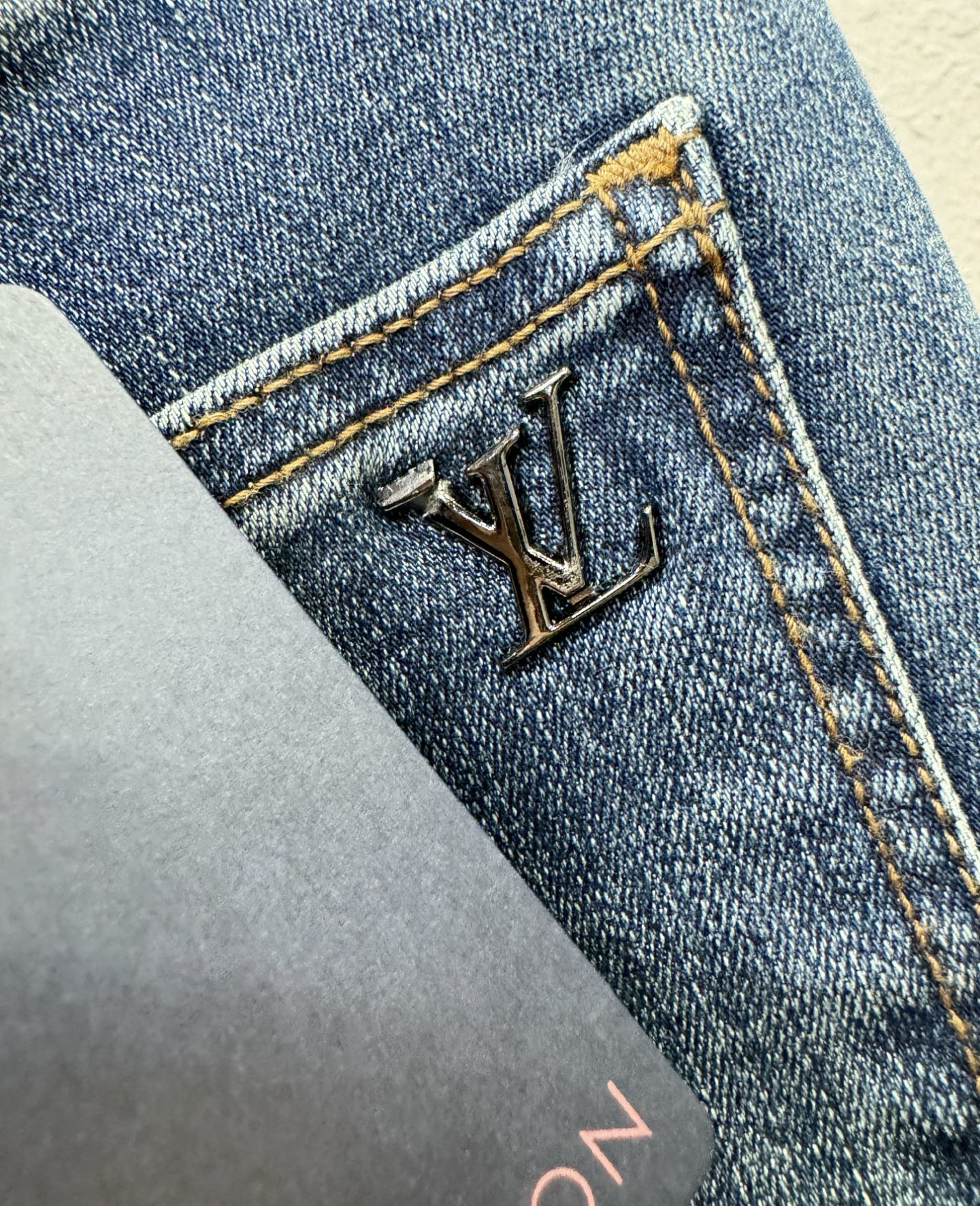 LV路易威登 专柜新品，原版牛仔裤 原版重工打造，品牌经典LOGO设计，三标齐全！原版五金辅料。专柜定制