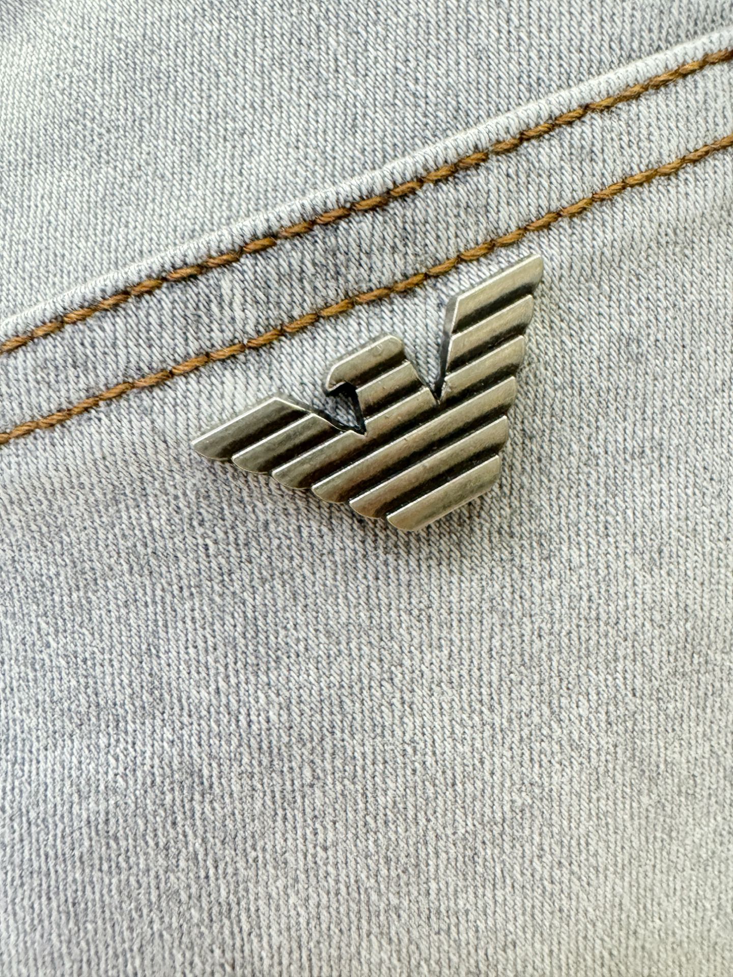 Armani 阿玛尼  专柜新品，原版牛仔裤 原版重工打造，品牌经典LOGO设计，三标齐全！原版五金辅料