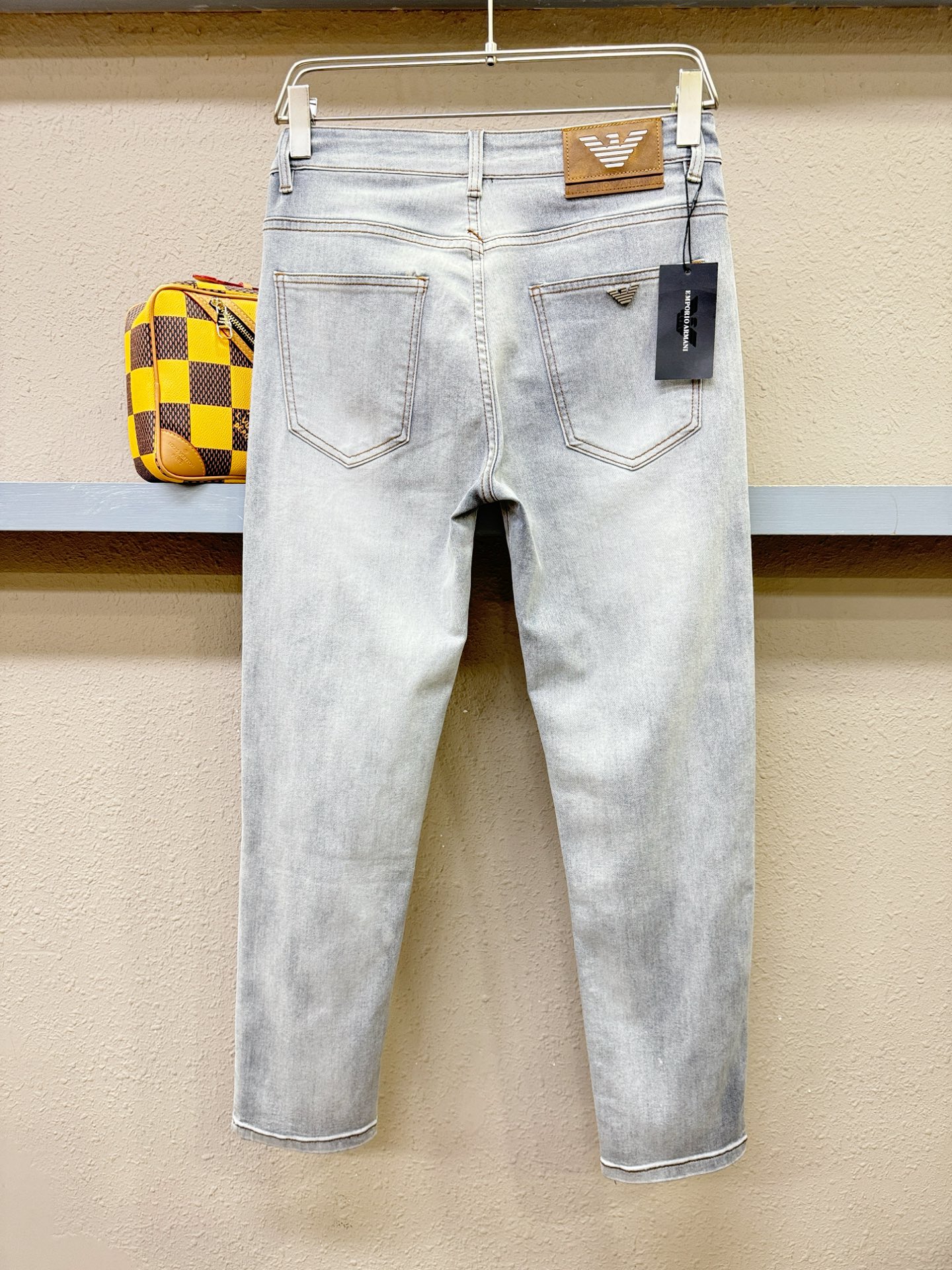 Armani 阿玛尼  专柜新品，原版牛仔裤 原版重工打造，品牌经典LOGO设计，三标齐全！原版五金辅料