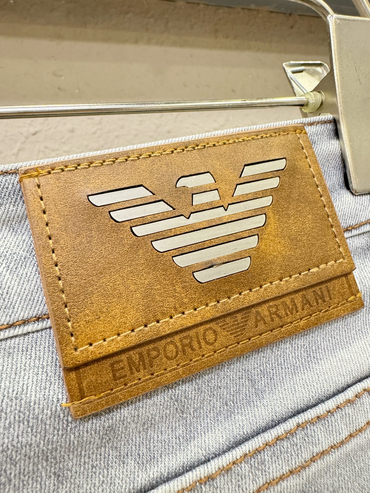 Armani 阿玛尼  专柜新品，原版牛仔裤 原版重工打造，品牌经典LOGO设计，三标齐全！原版五金辅料