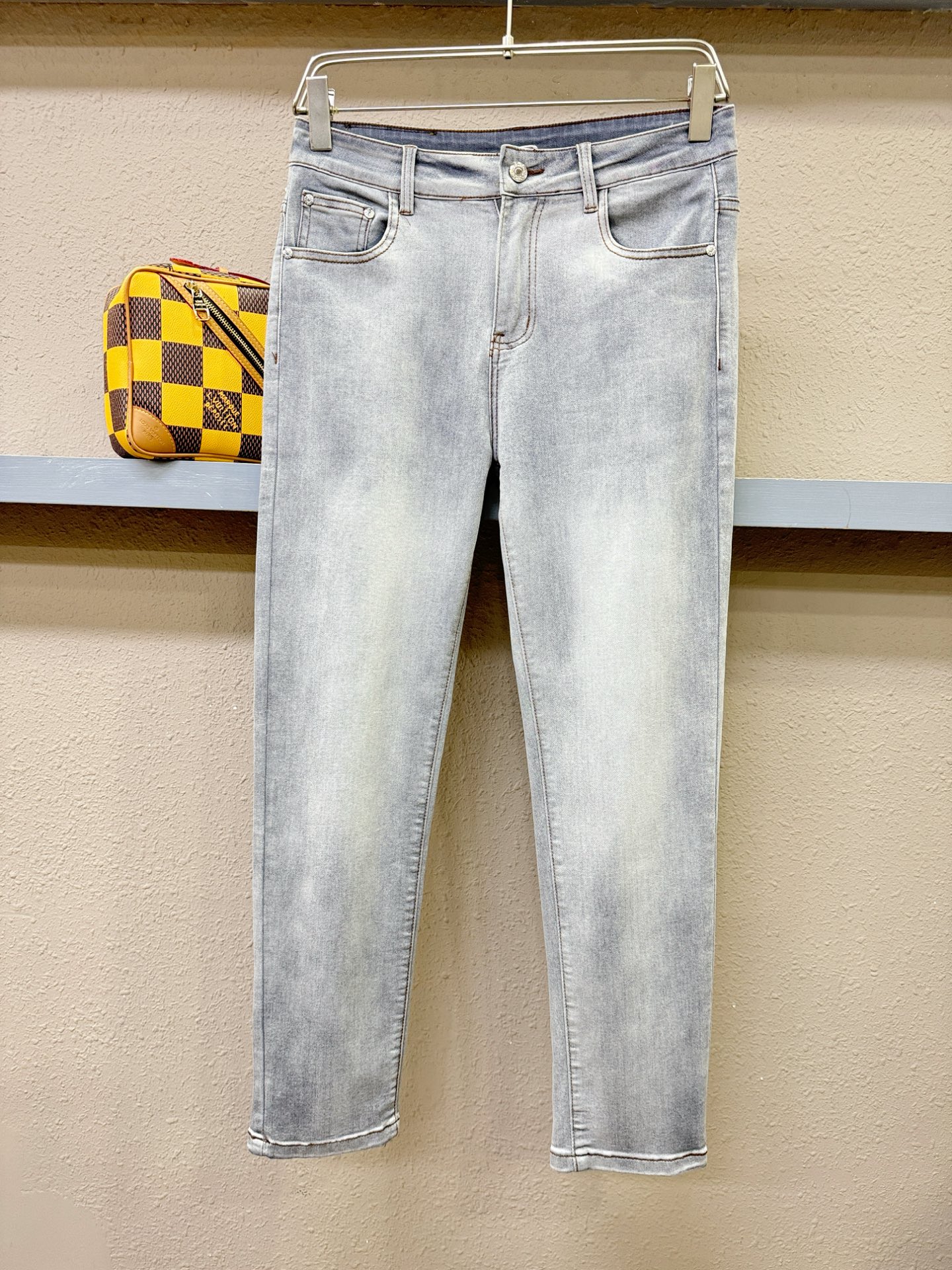 Armani 阿玛尼  专柜新品，原版牛仔裤 原版重工打造，品牌经典LOGO设计，三标齐全！原版五金辅料