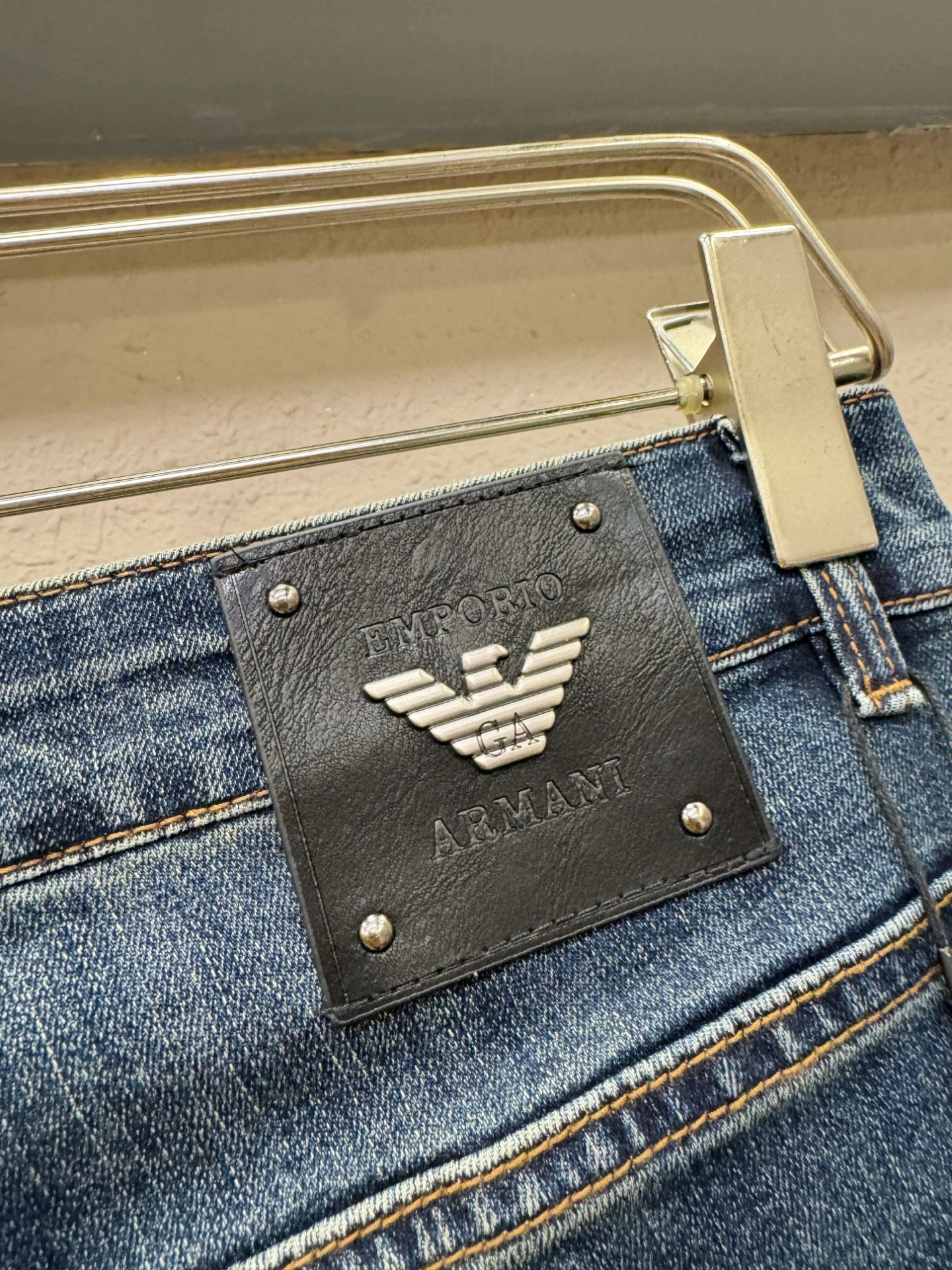 Armani 阿玛尼  专柜新品，原版牛仔裤 原版重工打造，品牌经典LOGO设计，三标齐全！原版五金辅料