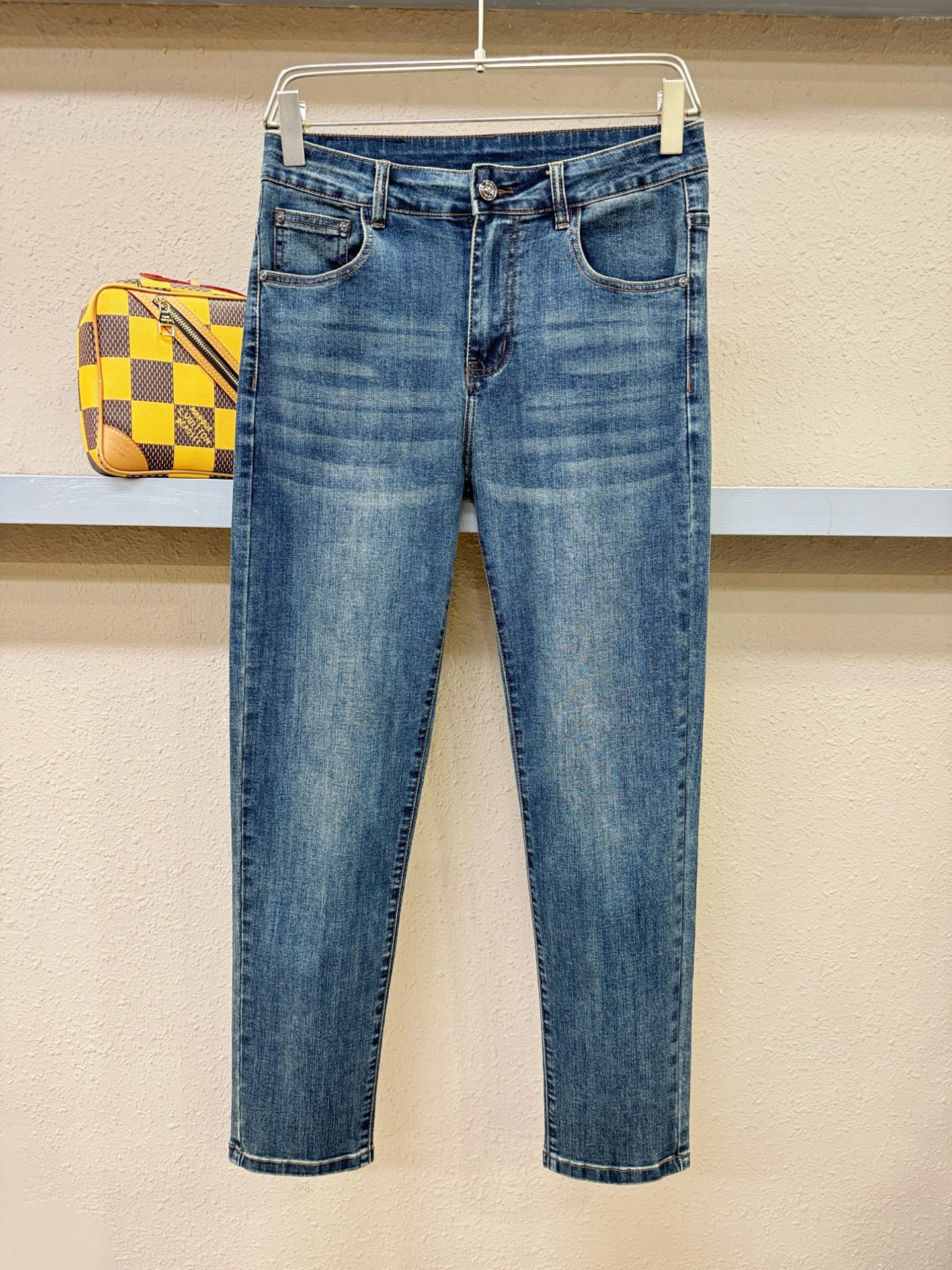 Armani 阿玛尼  专柜新品，原版牛仔裤 原版重工打造，品牌经典LOGO设计，三标齐全！原版五金辅料