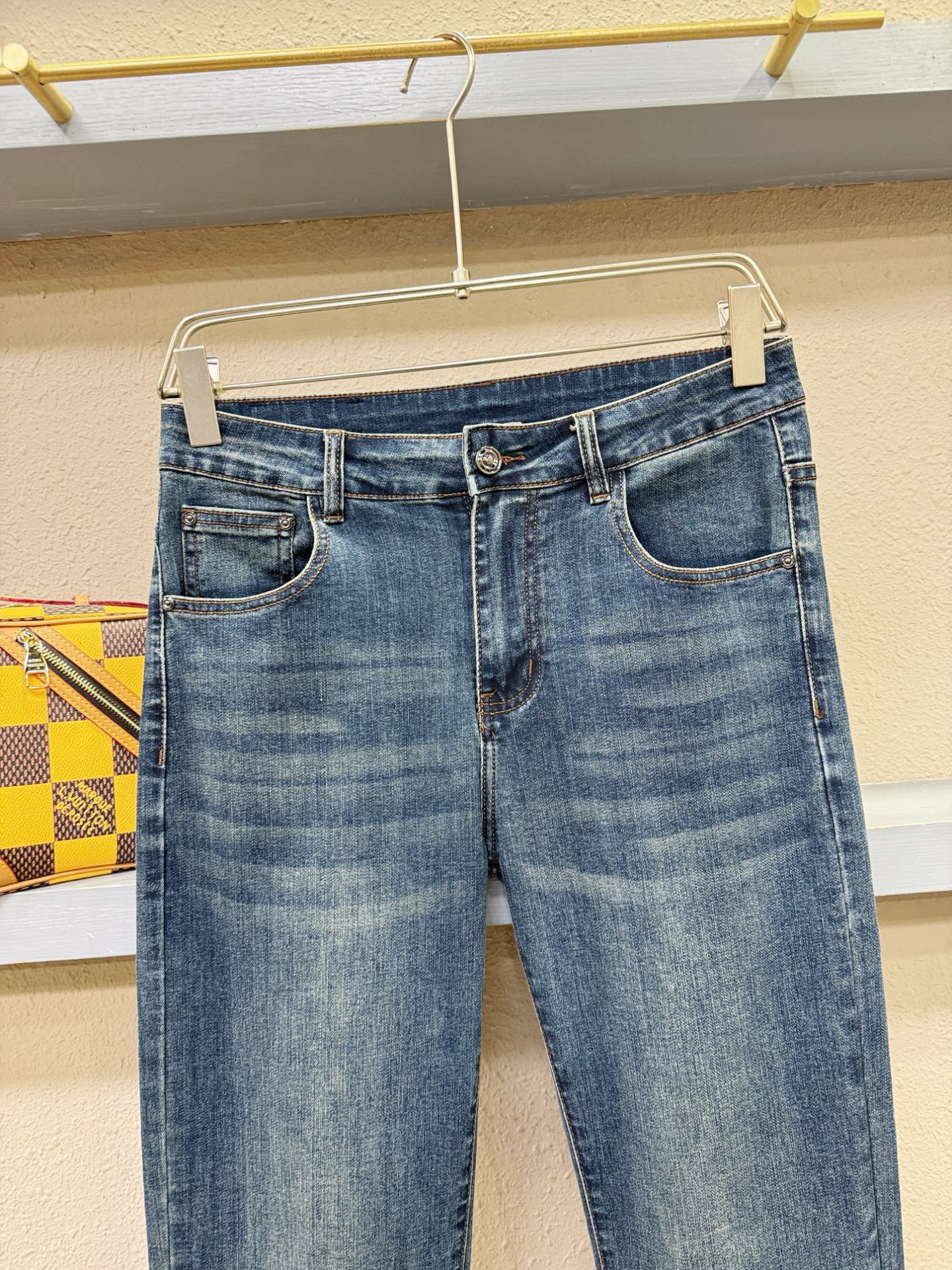 Armani 阿玛尼  专柜新品，原版牛仔裤 原版重工打造，品牌经典LOGO设计，三标齐全！原版五金辅料