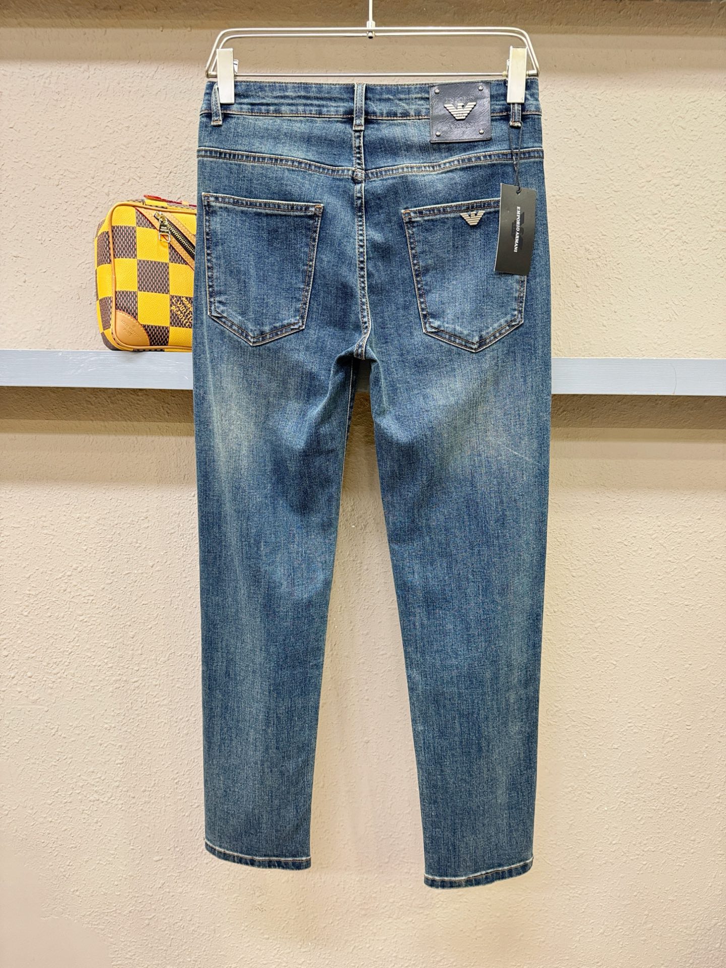 Armani 阿玛尼  专柜新品，原版牛仔裤 原版重工打造，品牌经典LOGO设计，三标齐全！原版五金辅料