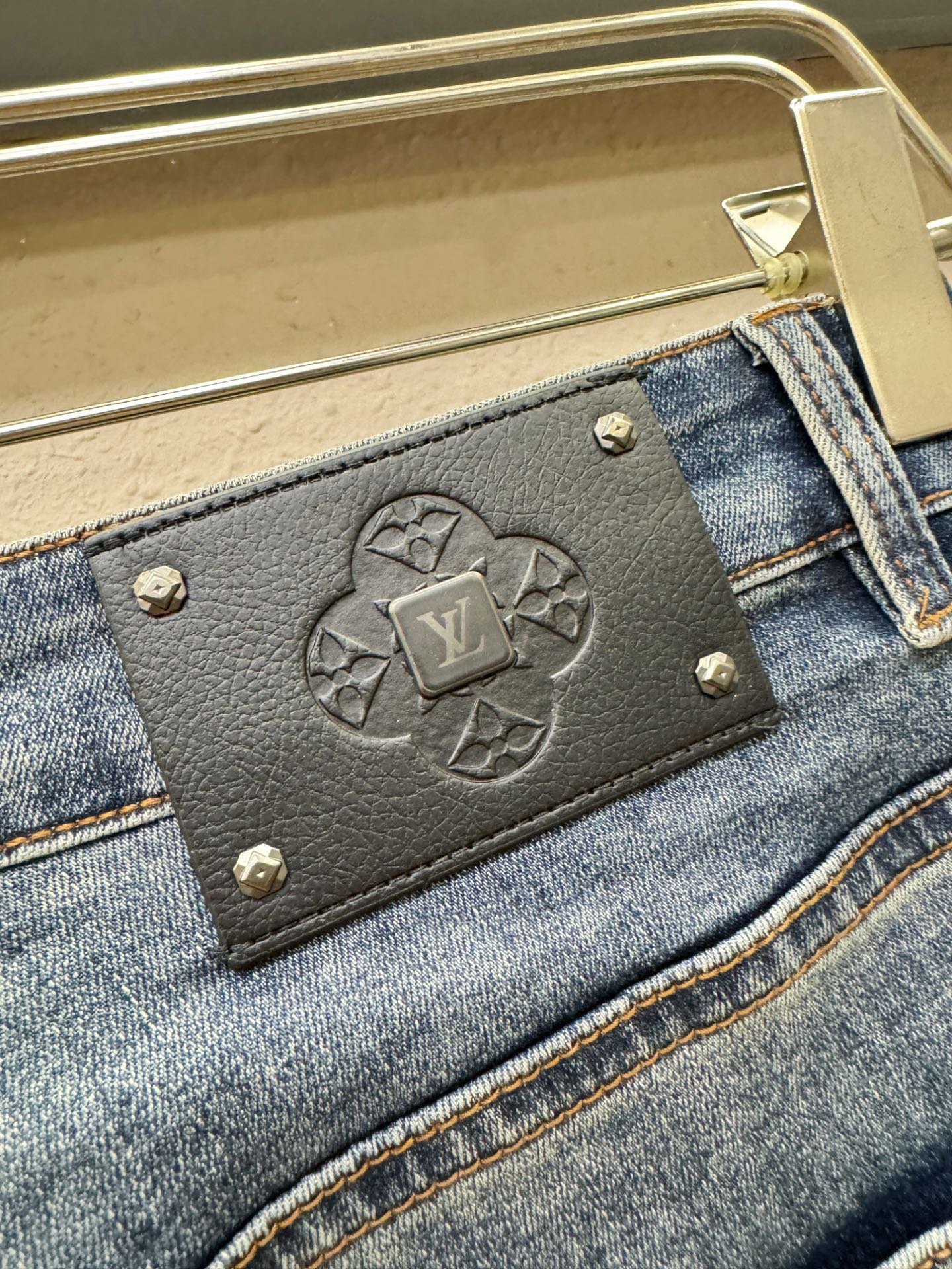 LV路易威登 专柜新品，原版牛仔裤 原版重工打造，品牌经典LOGO设计，三标齐全！原版五金辅料。专柜定制