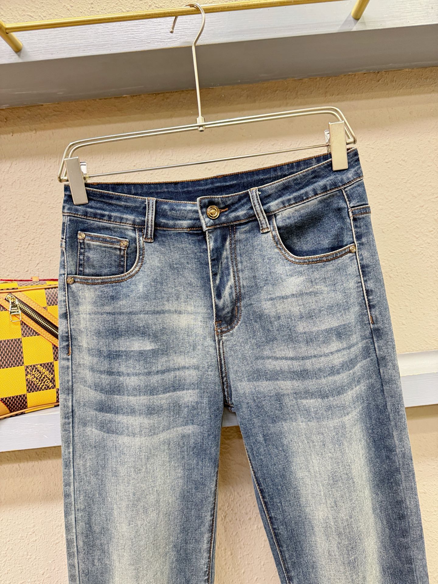 LV路易威登 专柜新品，原版牛仔裤 原版重工打造，品牌经典LOGO设计，三标齐全！原版五金辅料。专柜定制
