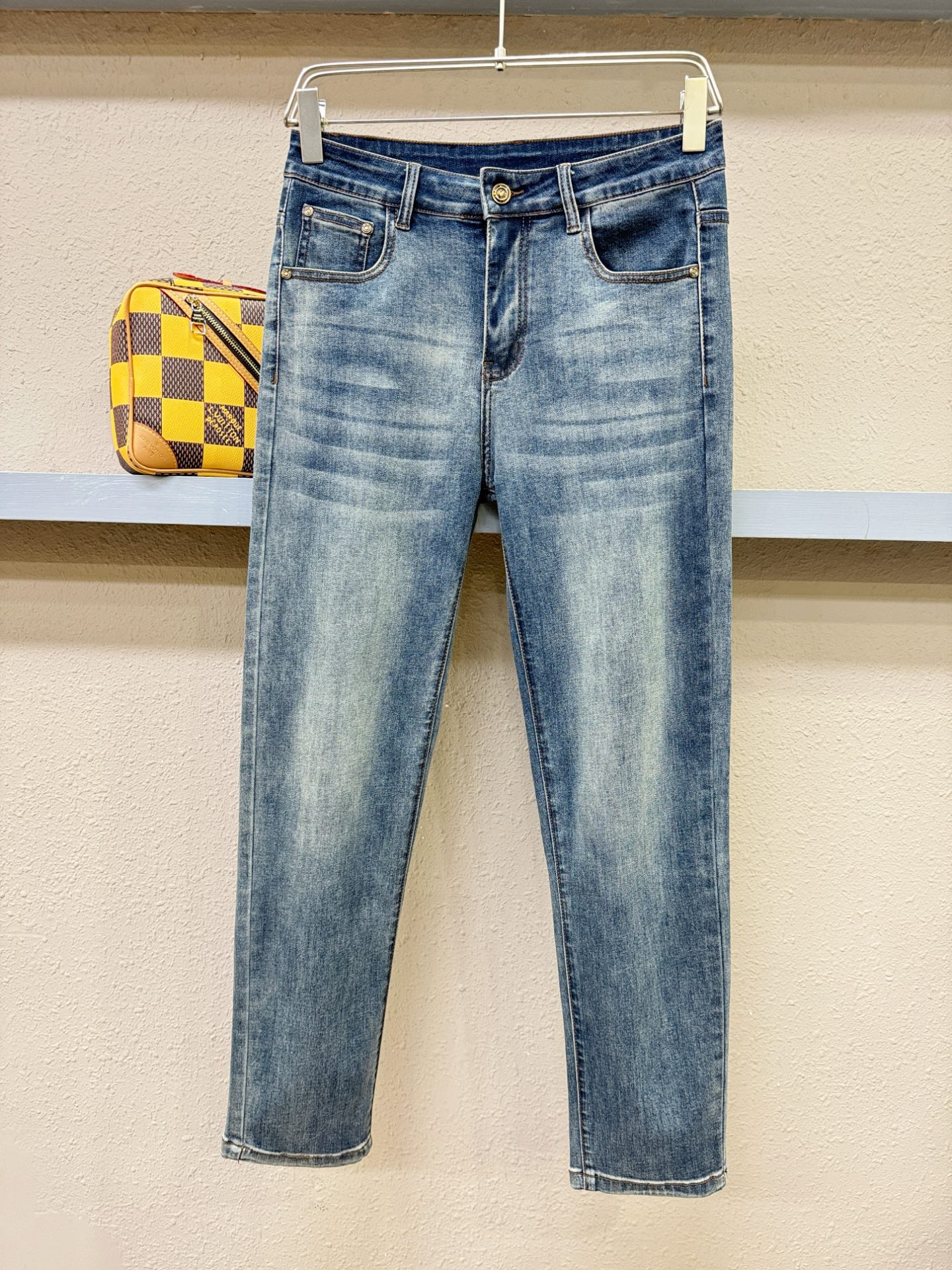LV路易威登 专柜新品，原版牛仔裤 原版重工打造，品牌经典LOGO设计，三标齐全！原版五金辅料。专柜定制