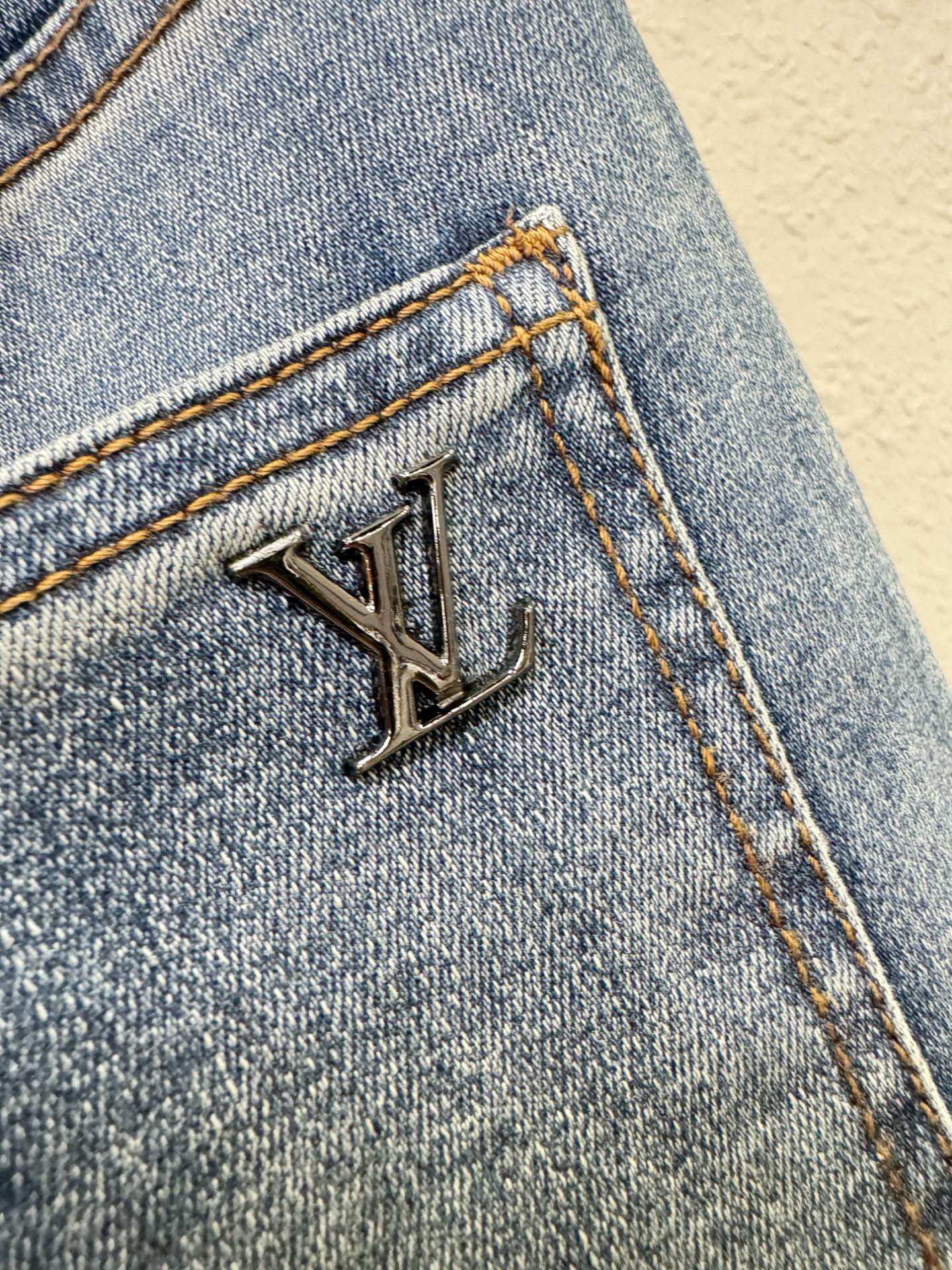 LV路易威登 专柜新品，原版牛仔裤 原版重工打造，品牌经典LOGO设计，三标齐全！原版五金辅料。专柜定制