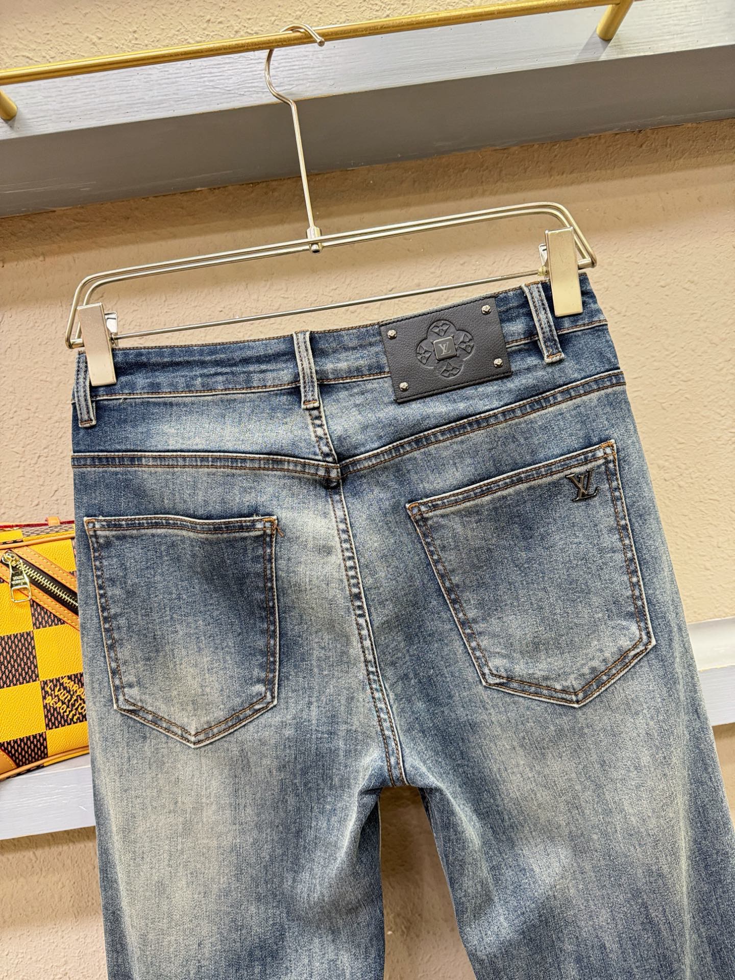 LV路易威登 专柜新品，原版牛仔裤 原版重工打造，品牌经典LOGO设计，三标齐全！原版五金辅料。专柜定制