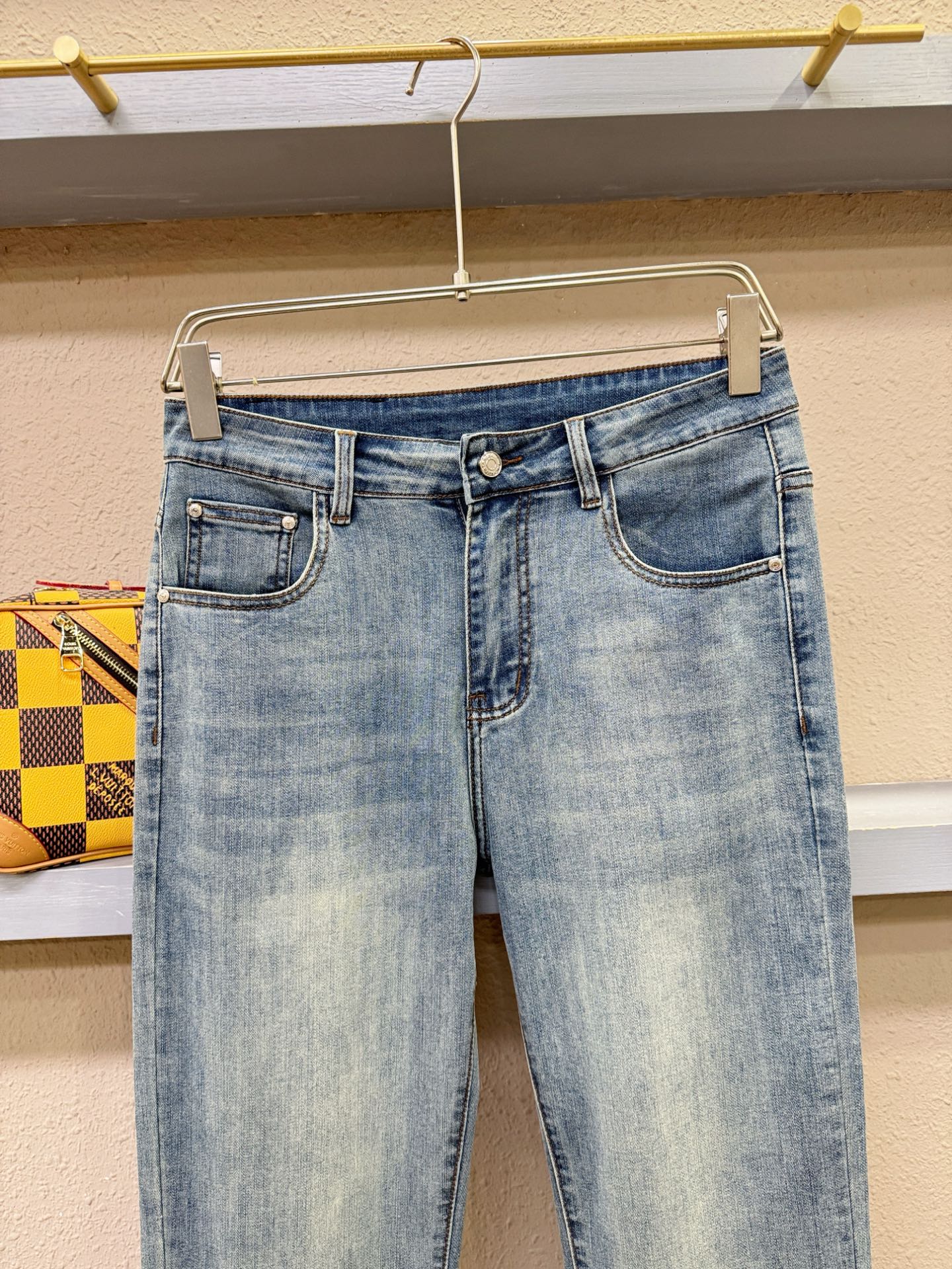 LV路易威登 专柜新品，原版牛仔裤 原版重工打造，品牌经典LOGO设计，三标齐全！原版五金辅料。专柜定制
