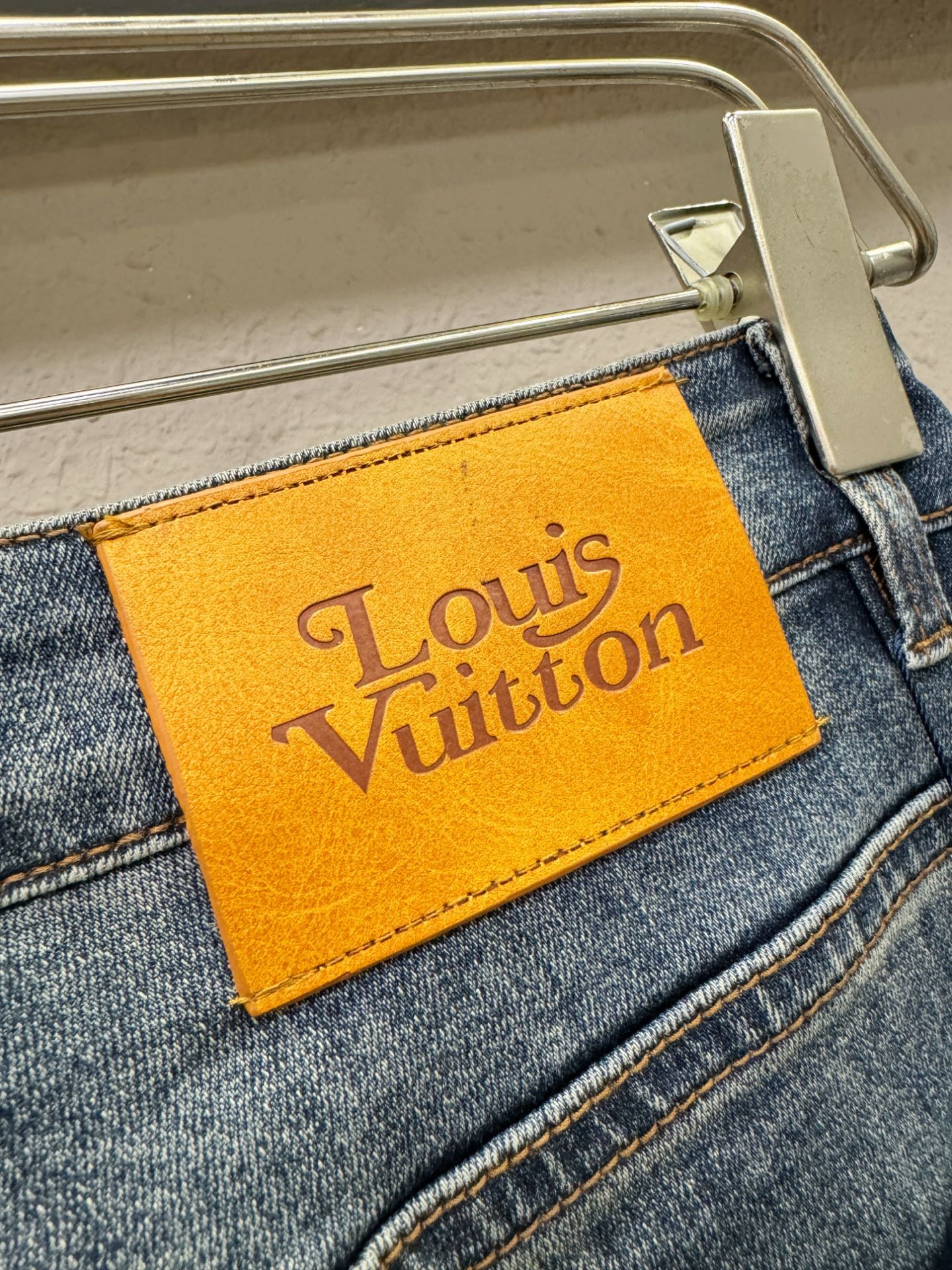 LV路易威登 专柜新品，原版牛仔裤 原版重工打造，品牌经典LOGO设计，三标齐全！原版五金辅料。专柜定制