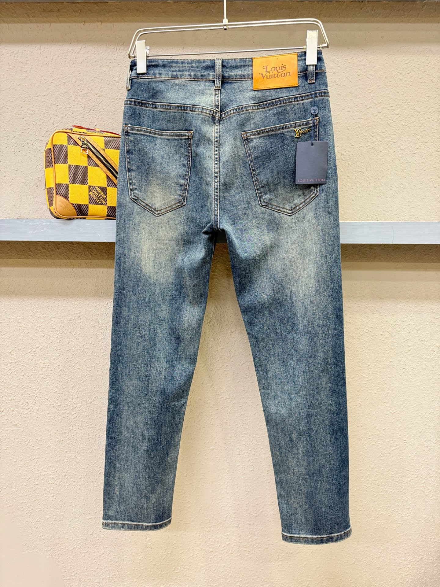 LV路易威登 专柜新品，原版牛仔裤 原版重工打造，品牌经典LOGO设计，三标齐全！原版五金辅料。专柜定制
