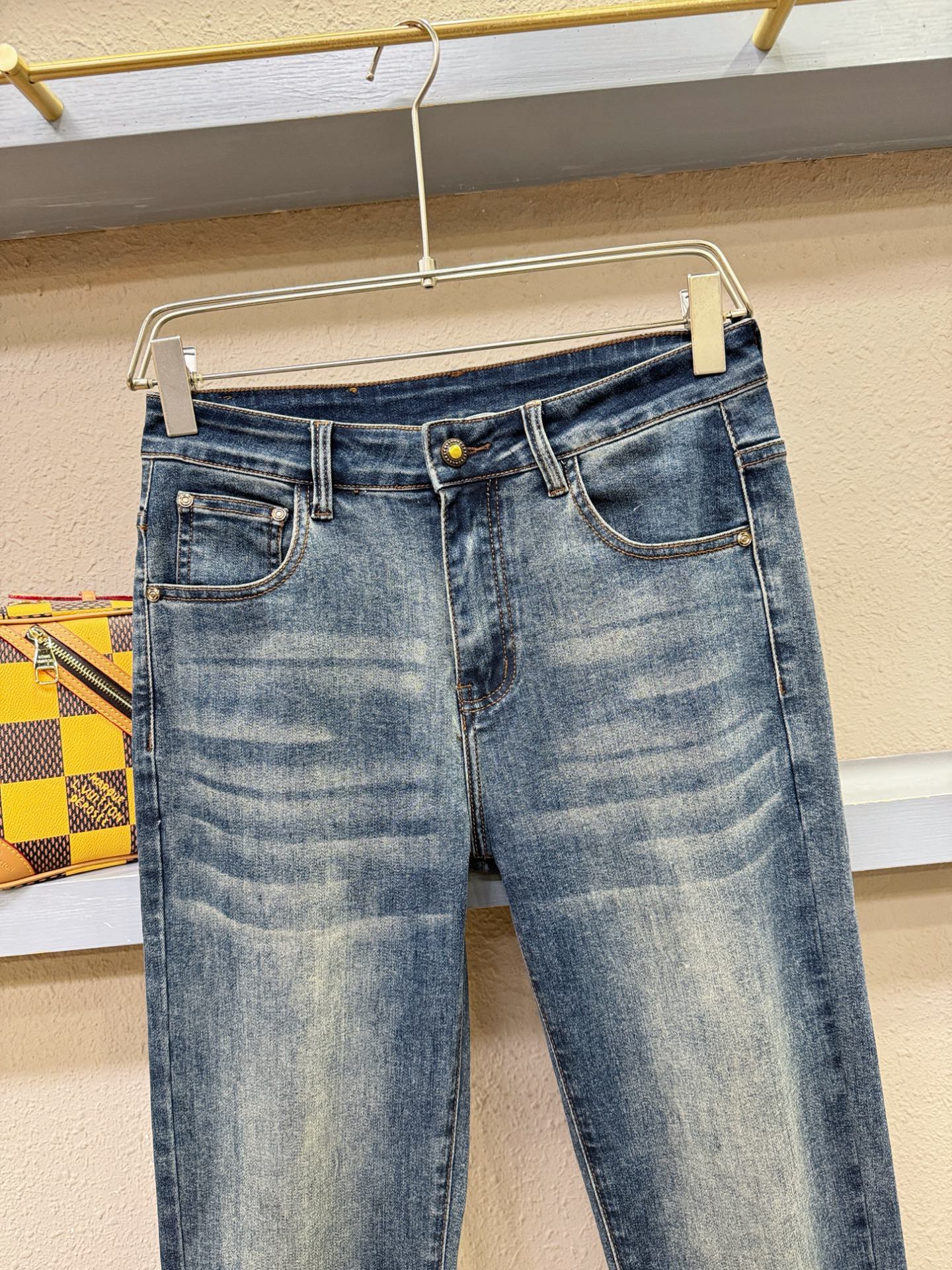 LV路易威登 专柜新品，原版牛仔裤 原版重工打造，品牌经典LOGO设计，三标齐全！原版五金辅料。专柜定制