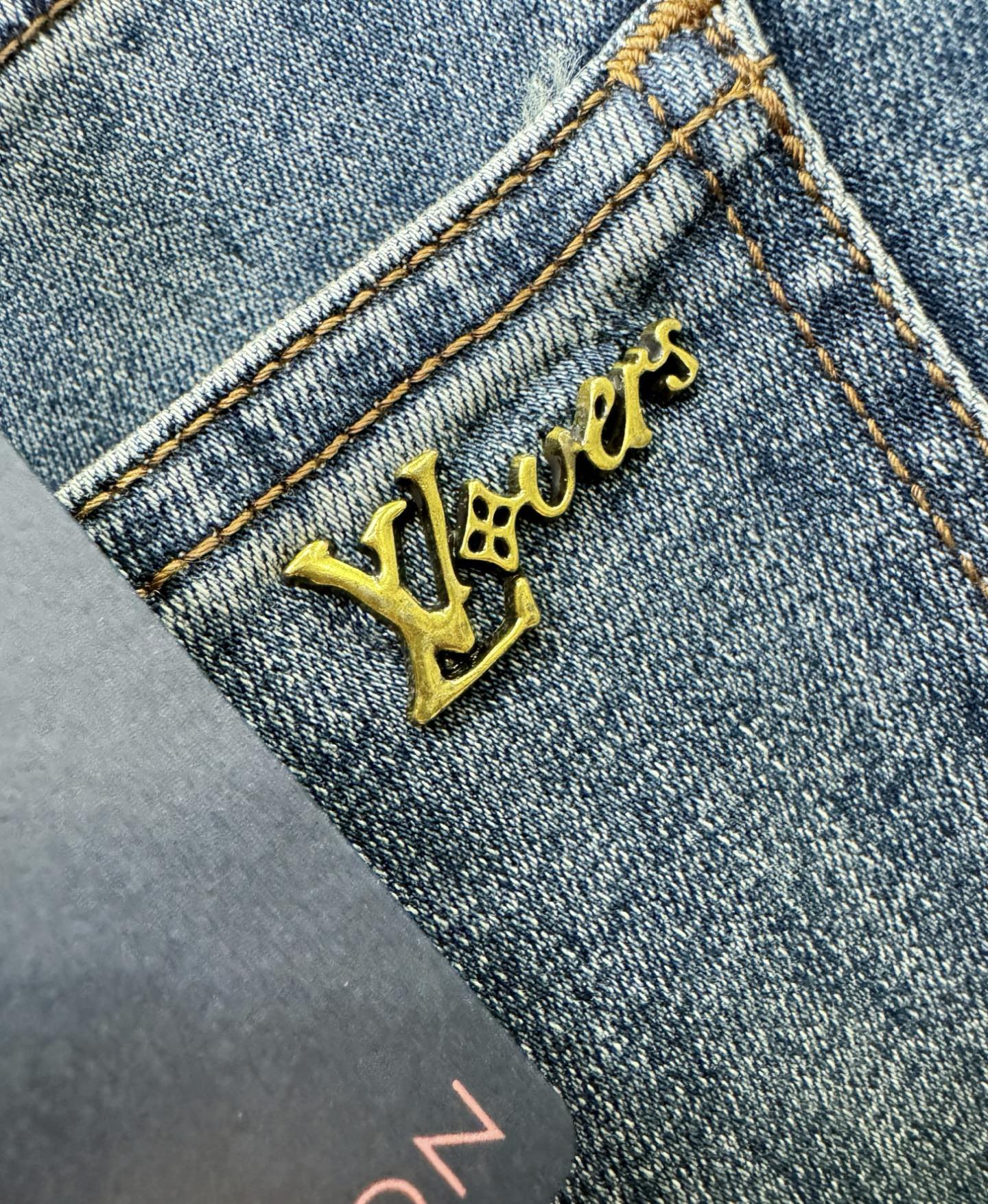LV路易威登 专柜新品，原版牛仔裤 原版重工打造，品牌经典LOGO设计，三标齐全！原版五金辅料。专柜定制