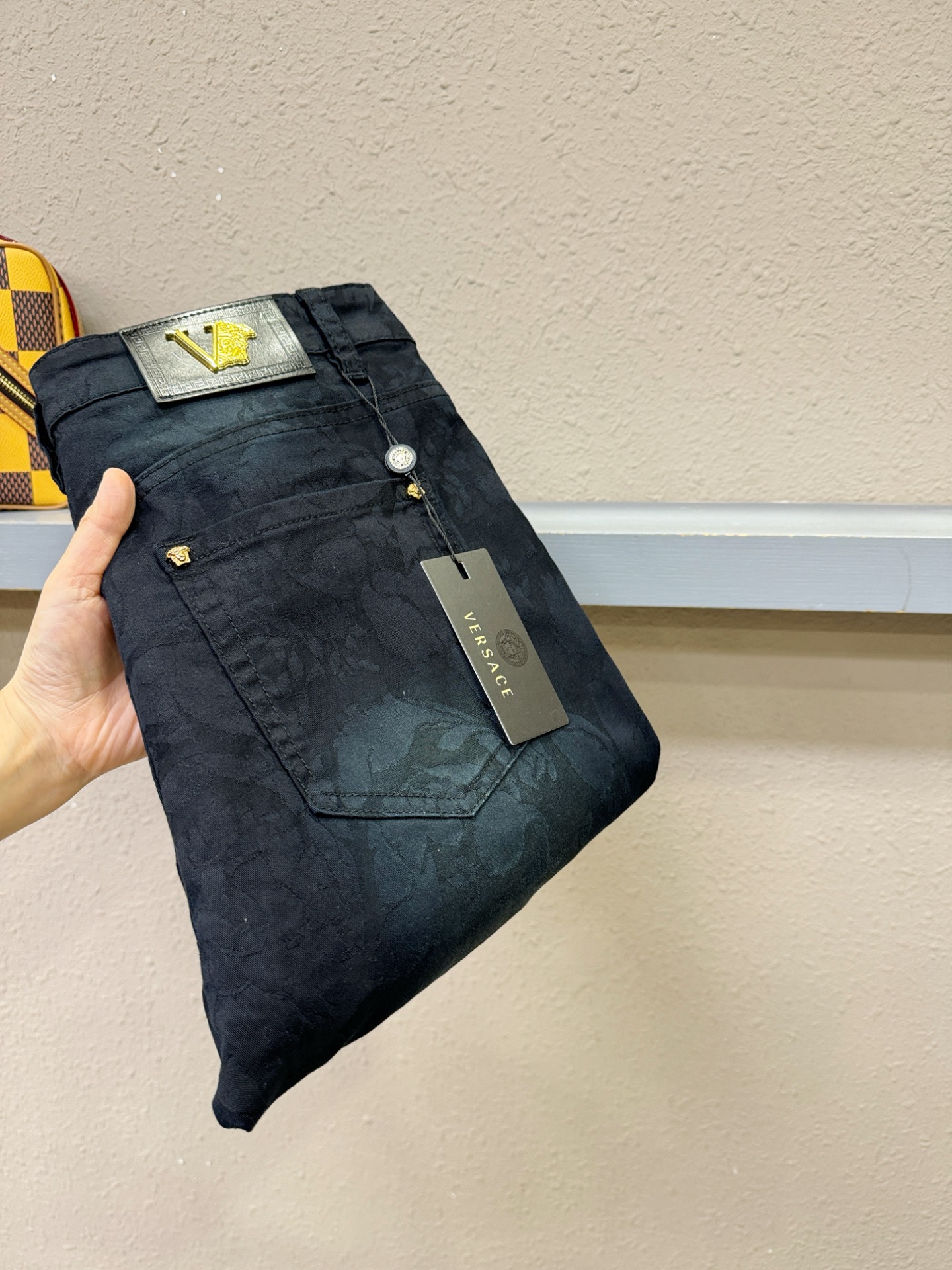 Versace 范思哲 专柜新品，原版牛仔裤 原版重工打造，品牌经典LOGO设计，三标齐全！原版五金辅料