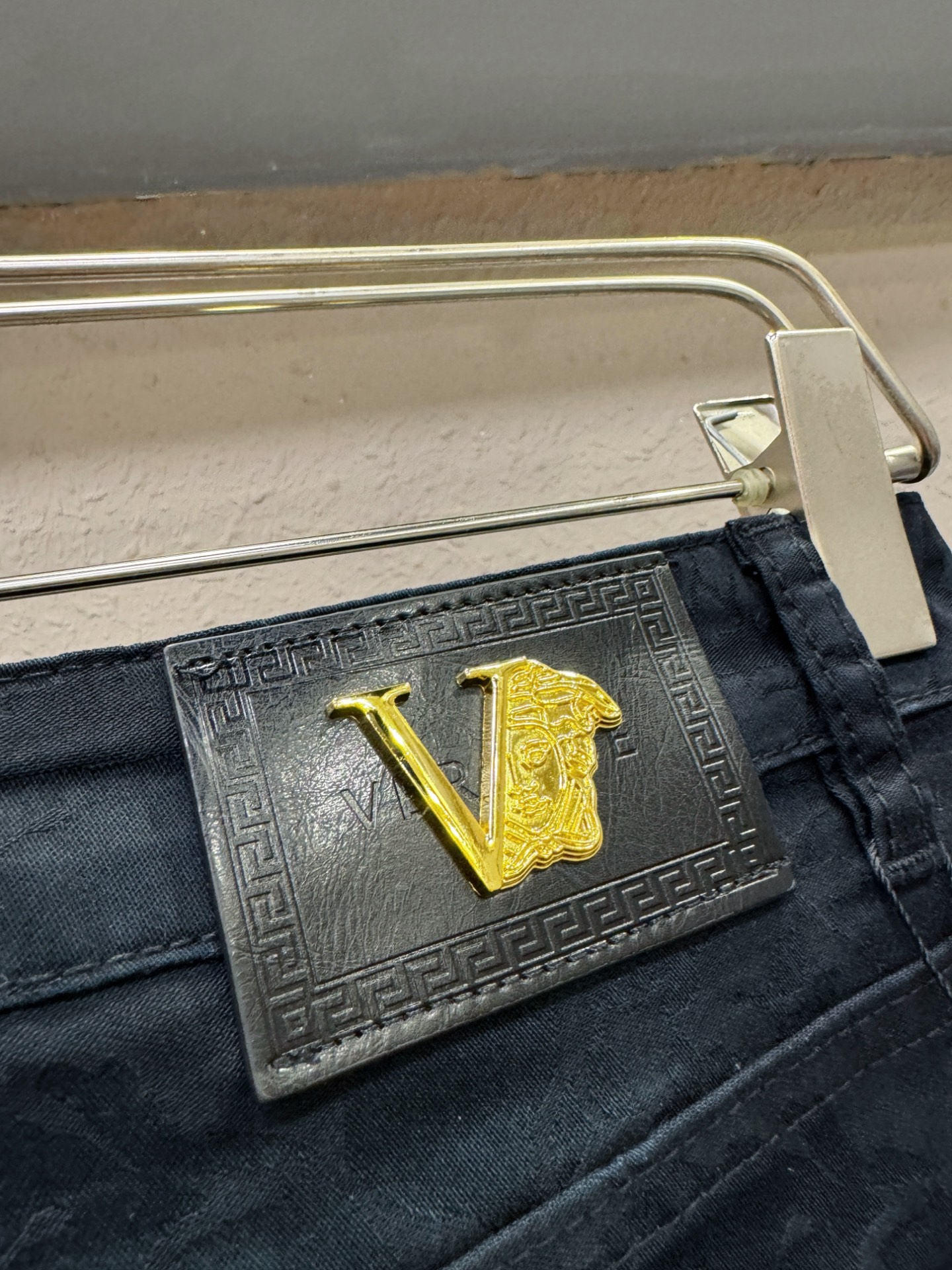 Versace 范思哲 专柜新品，原版牛仔裤 原版重工打造，品牌经典LOGO设计，三标齐全！原版五金辅料