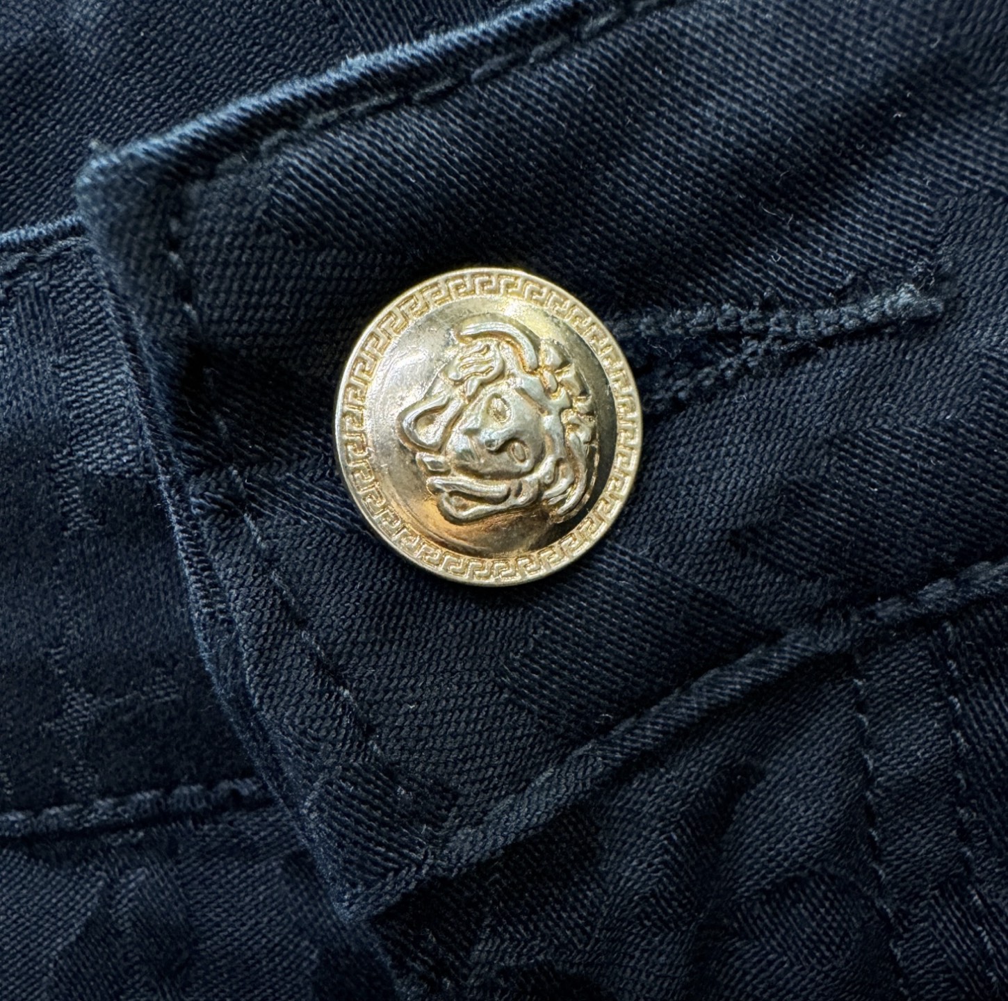Versace 范思哲 专柜新品，原版牛仔裤 原版重工打造，品牌经典LOGO设计，三标齐全！原版五金辅料