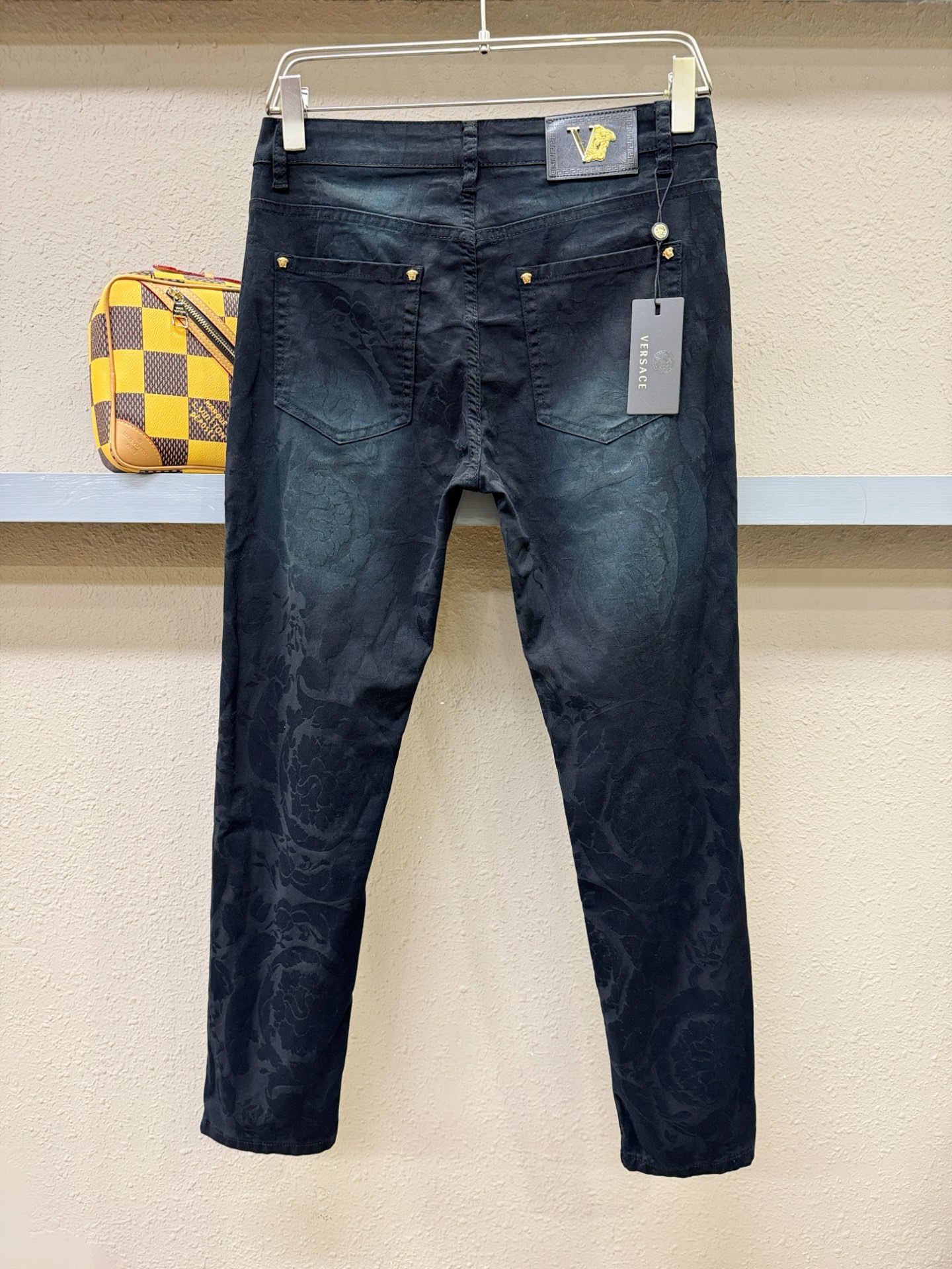 Versace 范思哲 专柜新品，原版牛仔裤 原版重工打造，品牌经典LOGO设计，三标齐全！原版五金辅料
