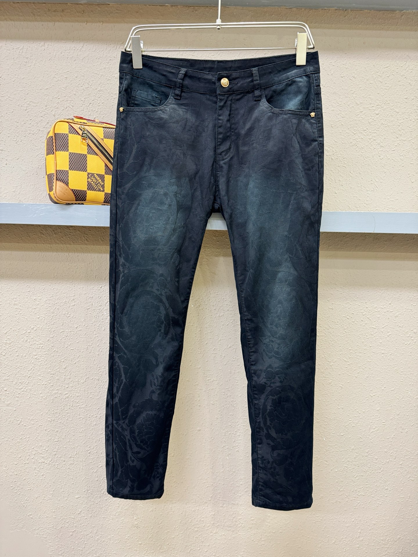 Versace 范思哲 专柜新品，原版牛仔裤 原版重工打造，品牌经典LOGO设计，三标齐全！原版五金辅料