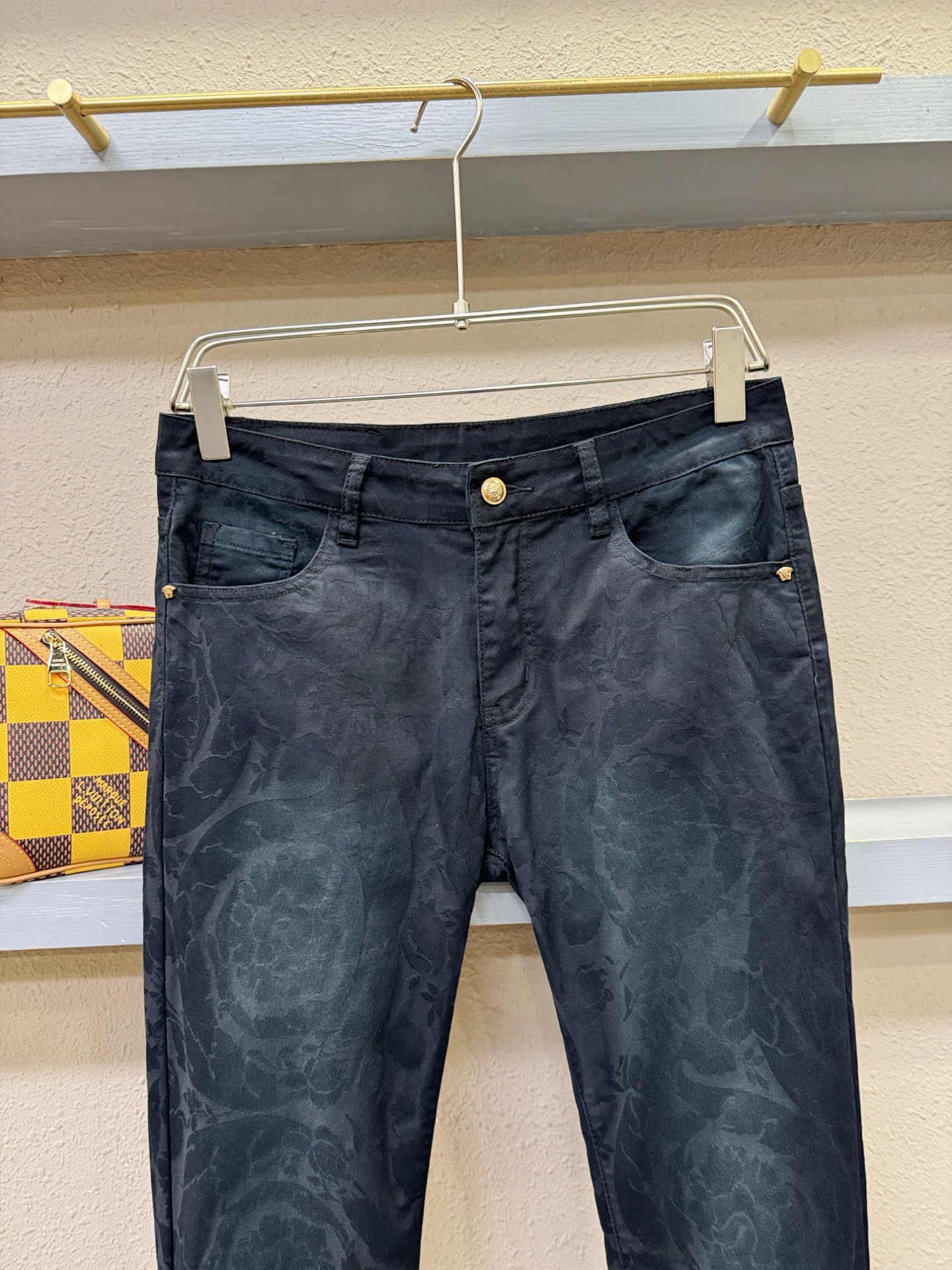 Versace 范思哲 专柜新品，原版牛仔裤 原版重工打造，品牌经典LOGO设计，三标齐全！原版五金辅料