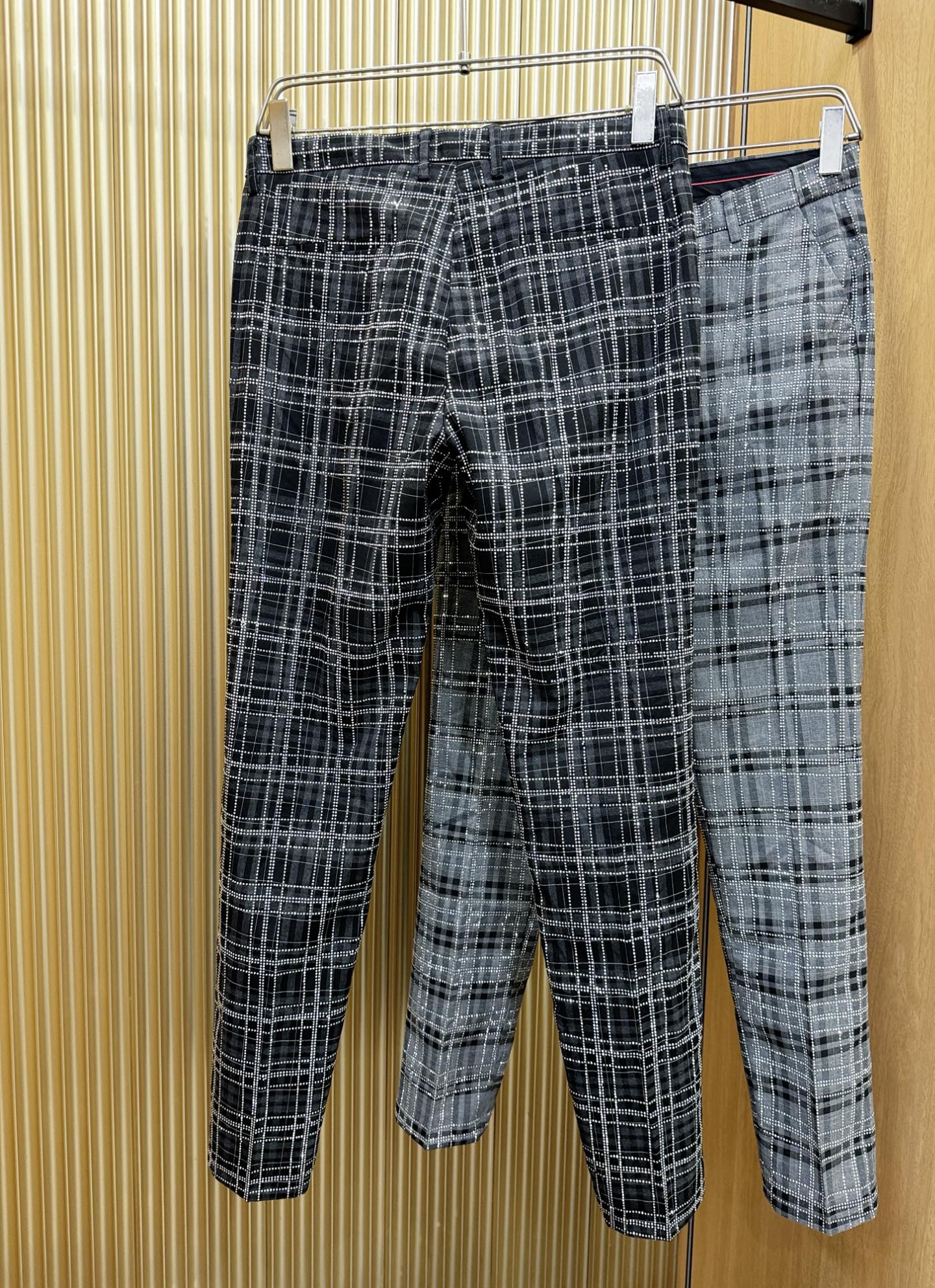 BURBERRY巴宝莉 休闲裤，精选面料，柔软舒适有质感，重工水钻搭配，原版五金配件，非常炫酷，细节处理