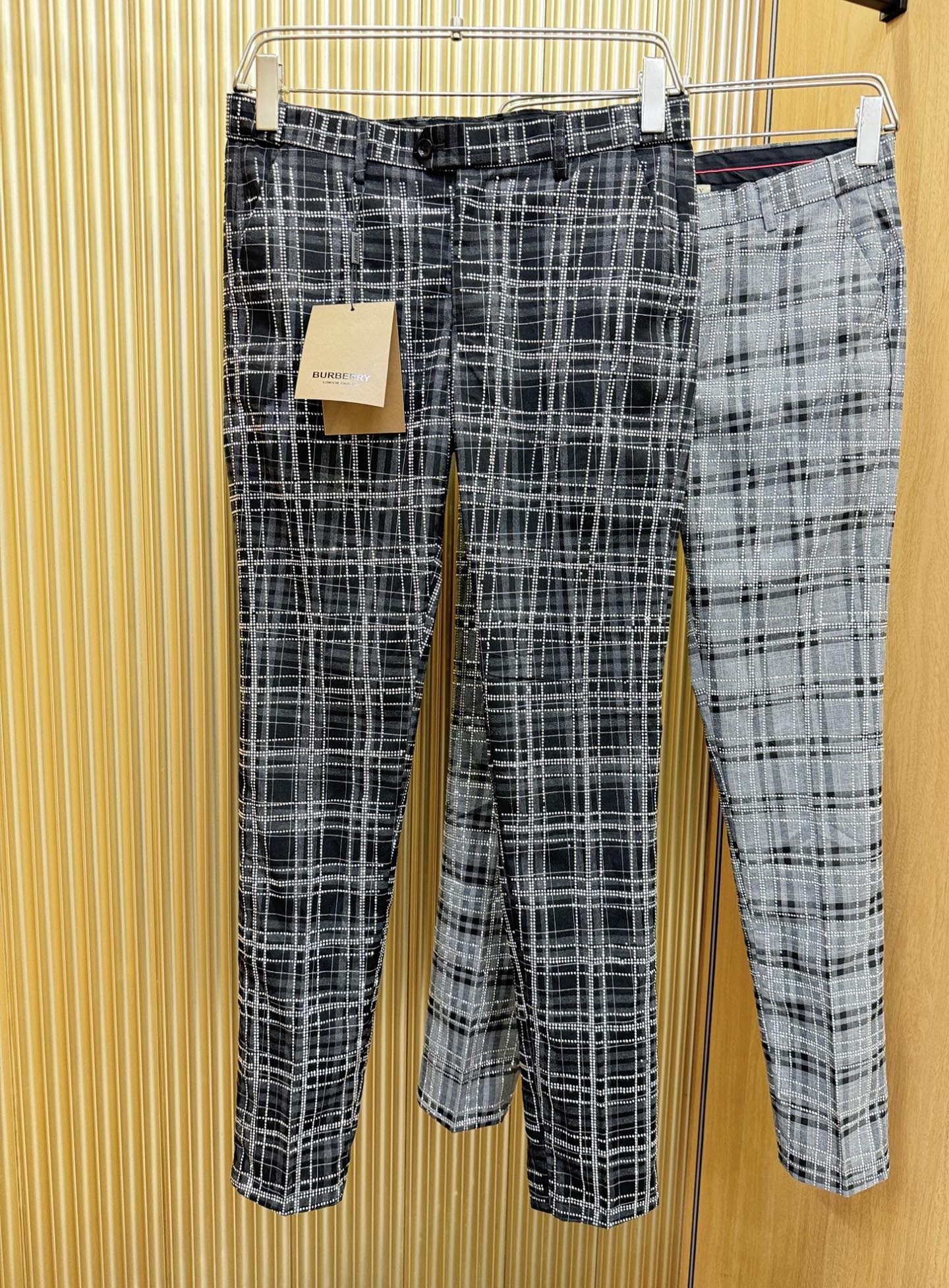 BURBERRY巴宝莉 休闲裤，精选面料，柔软舒适有质感，重工水钻搭配，原版五金配件，非常炫酷，细节处理