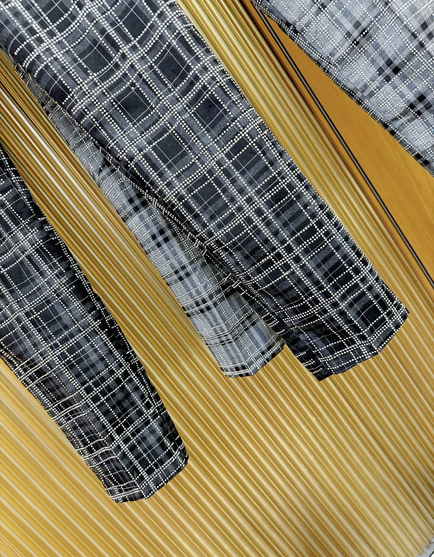 BURBERRY巴宝莉 休闲裤，精选面料，柔软舒适有质感，重工水钻搭配，原版五金配件，非常炫酷，细节处理