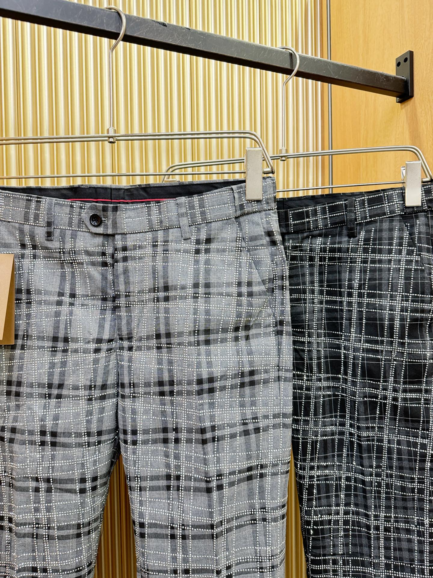 BURBERRY巴宝莉 休闲裤，精选面料，柔软舒适有质感，重工水钻搭配，原版五金配件，非常炫酷，细节处理