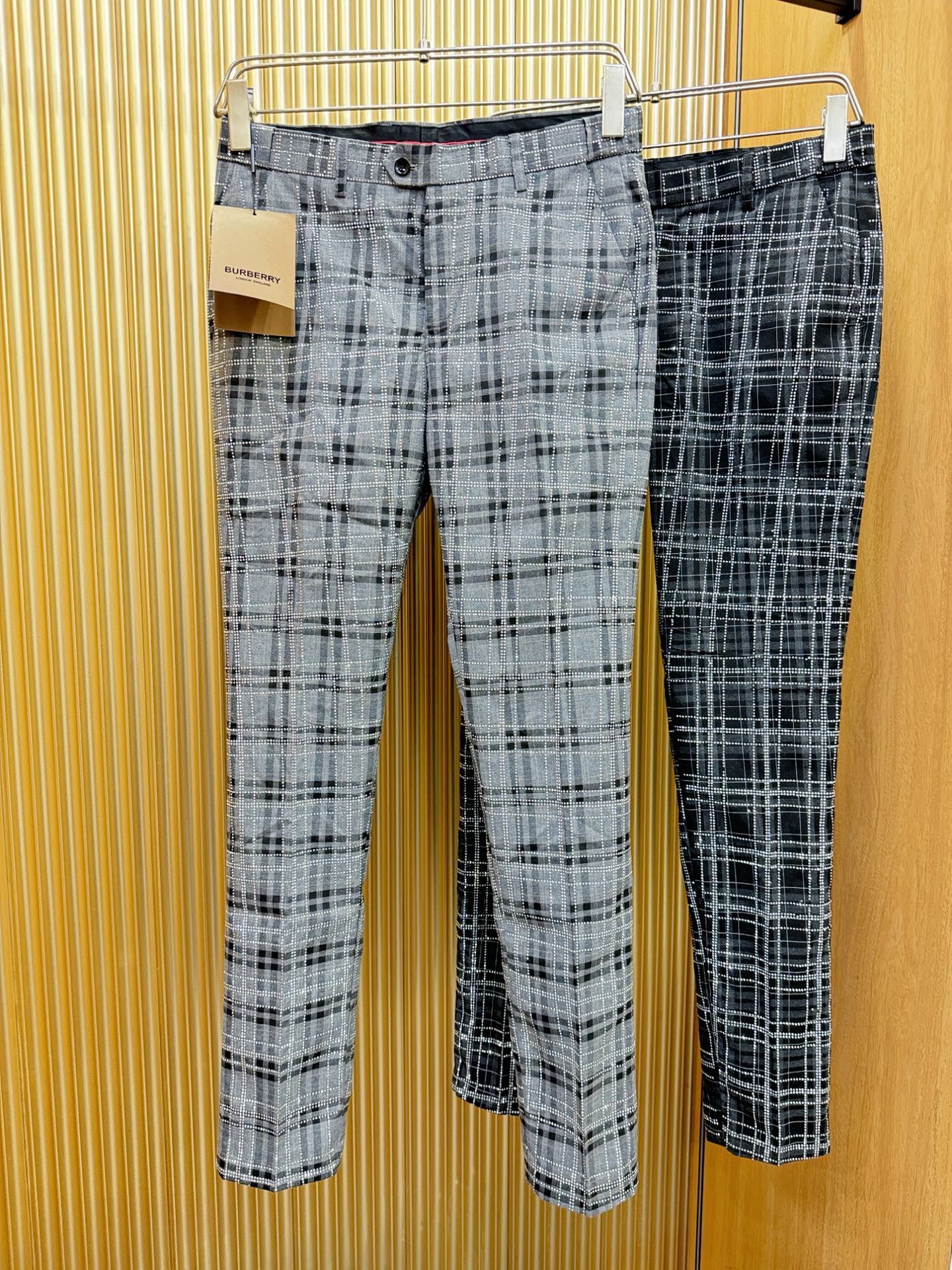 BURBERRY巴宝莉 休闲裤，精选面料，柔软舒适有质感，重工水钻搭配，原版五金配件，非常炫酷，细节处理