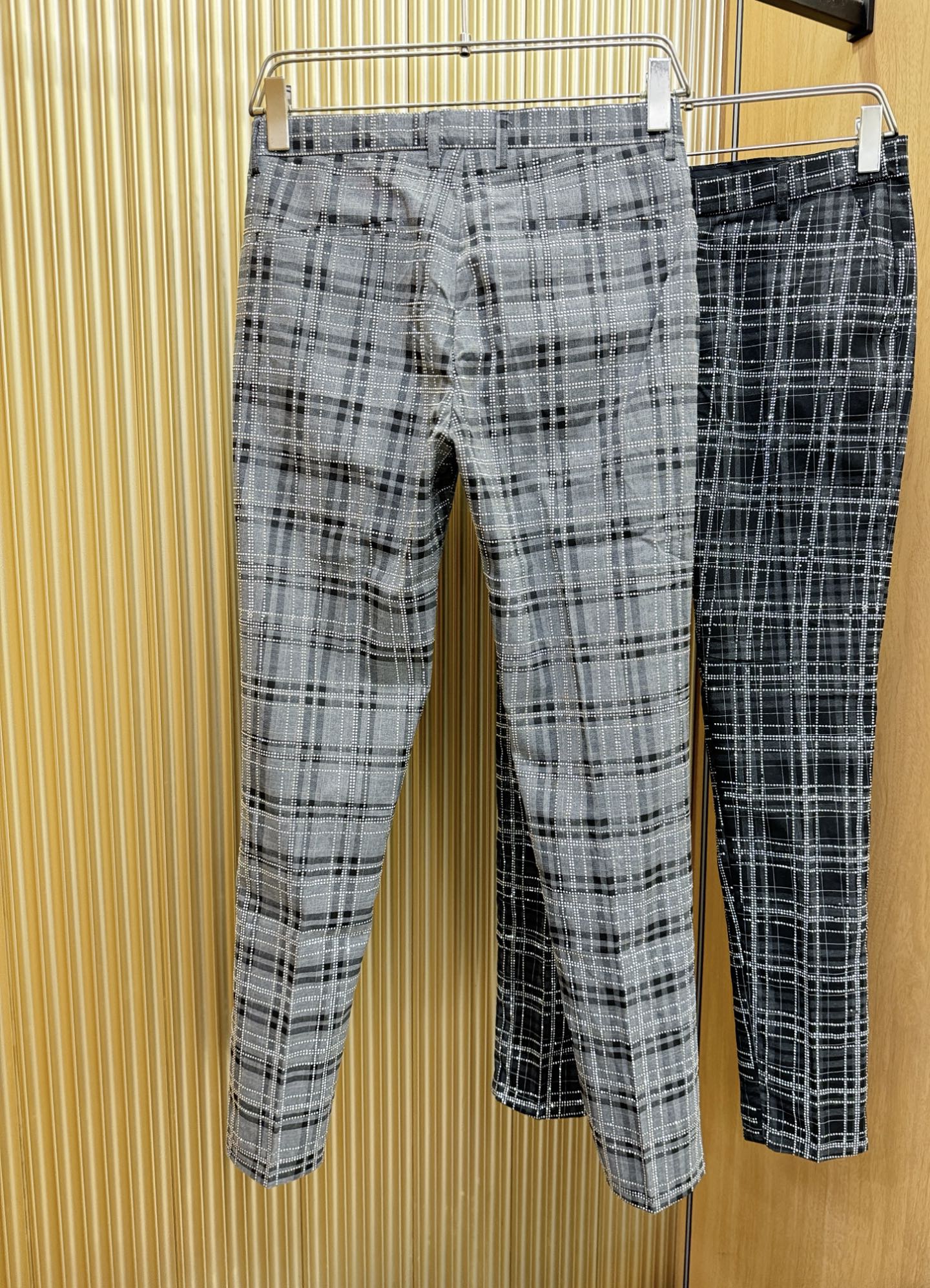 BURBERRY巴宝莉 休闲裤，精选面料，柔软舒适有质感，重工水钻搭配，原版五金配件，非常炫酷，细节处理