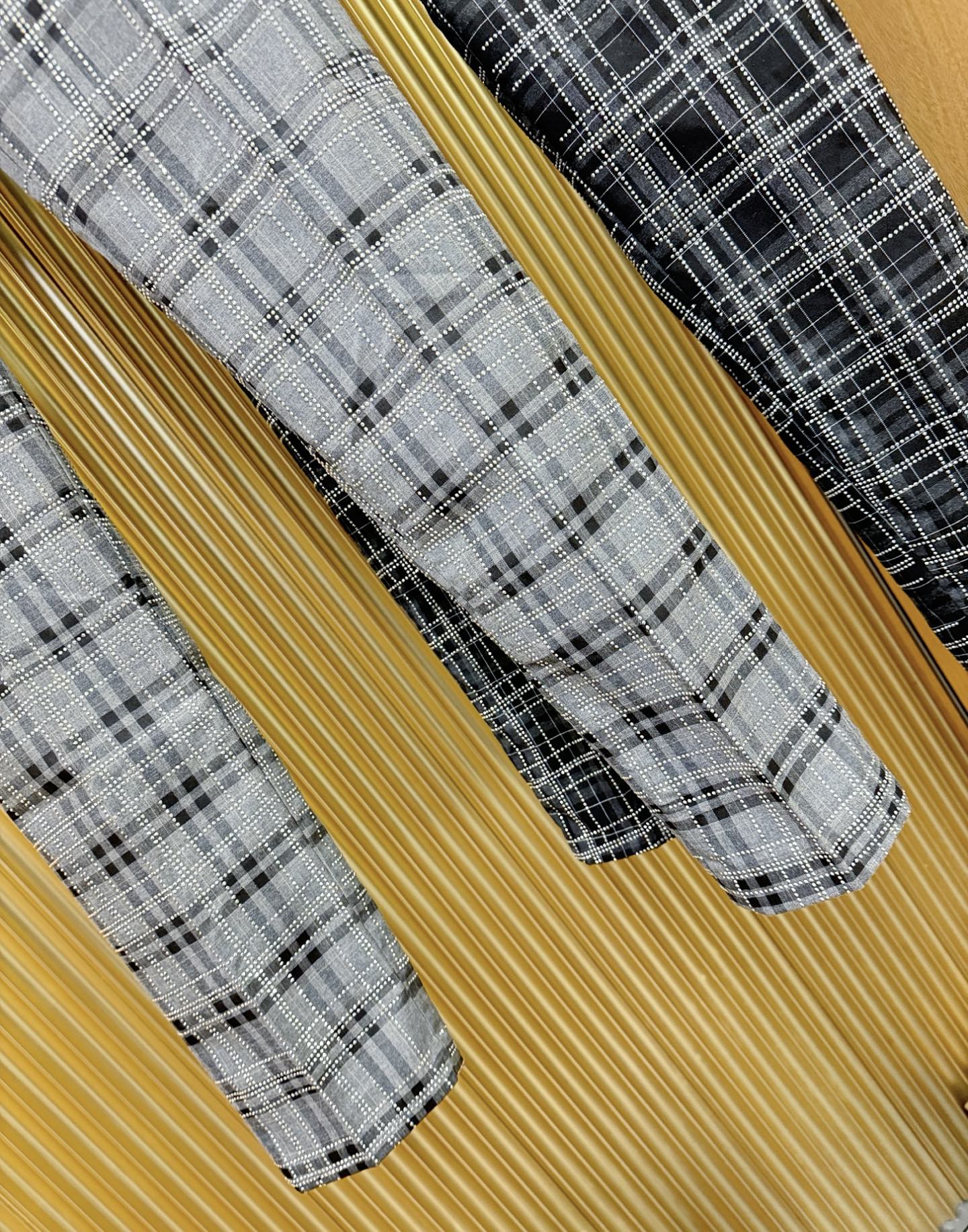 BURBERRY巴宝莉 休闲裤，精选面料，柔软舒适有质感，重工水钻搭配，原版五金配件，非常炫酷，细节处理