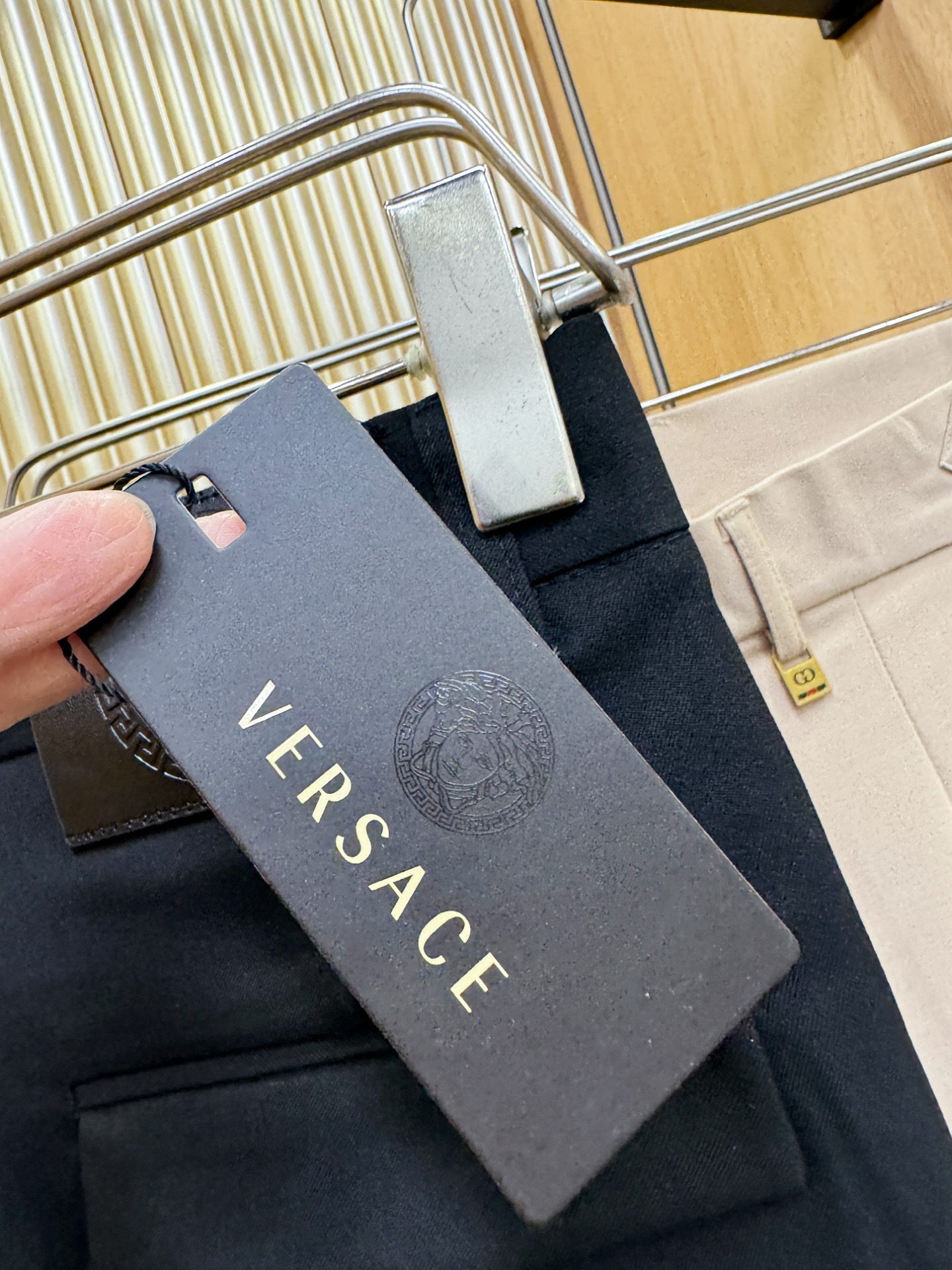 Versace 范思哲 休闲裤，精选面料，柔软舒适有质感，西裤面料，原版五金配件，非常炫酷，细节处理精致