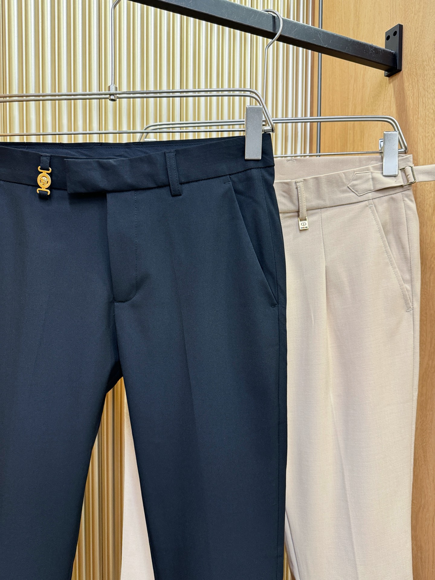 Versace 范思哲 休闲裤，精选面料，柔软舒适有质感，西裤面料，原版五金配件，非常炫酷，细节处理精致