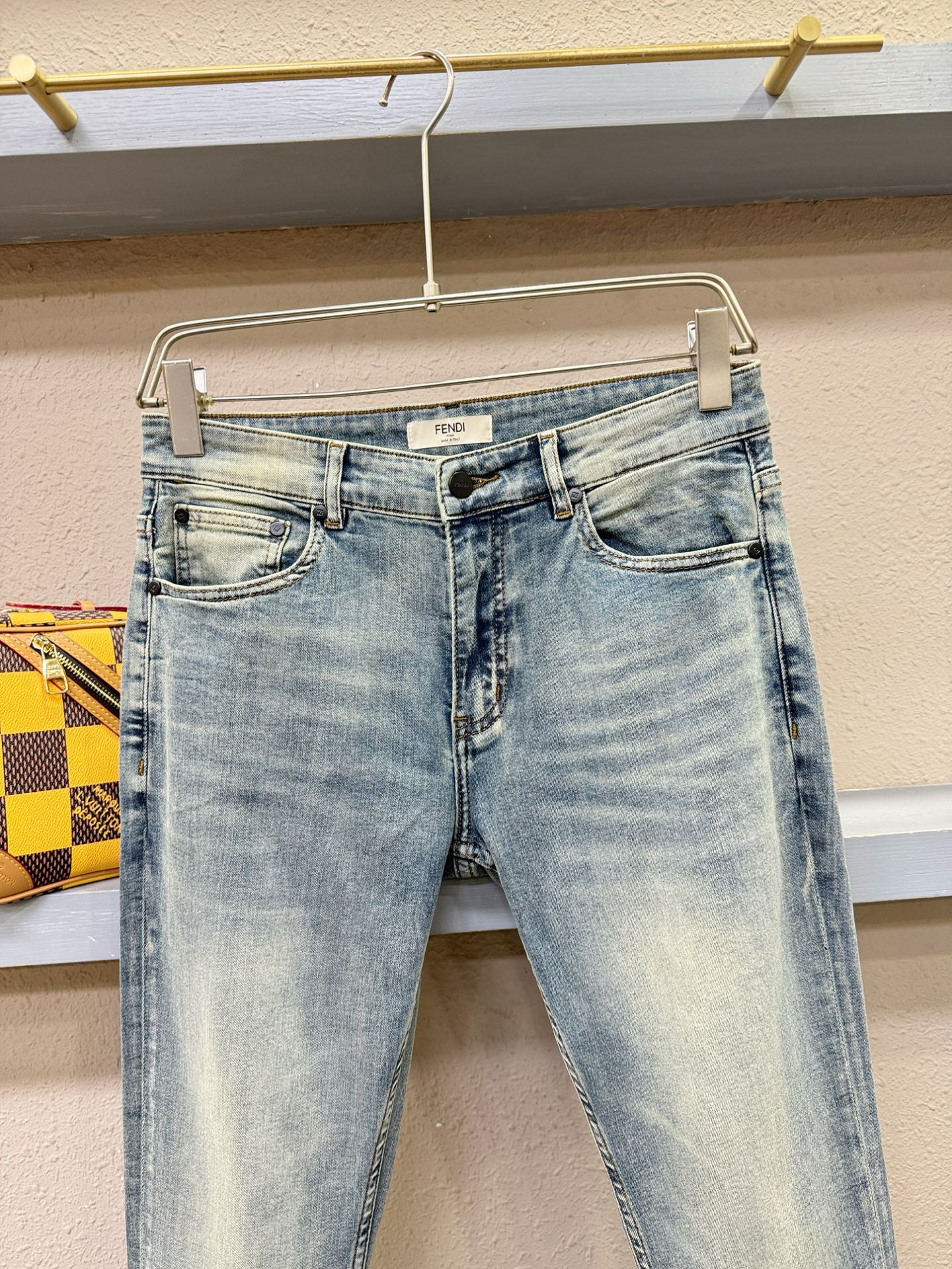 FENDI芬迪 专柜新品，原版牛仔裤 原版重工打造，品牌经典LOGO设计，三标齐全！原版五金辅料。专柜定