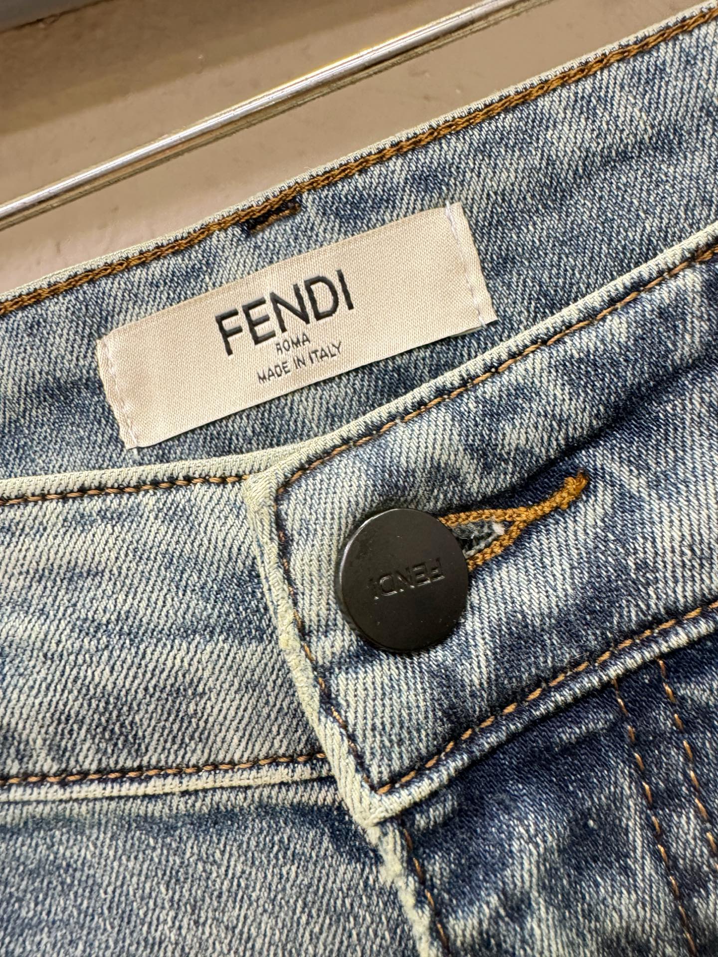 FENDI芬迪 专柜新品，原版牛仔裤 原版重工打造，品牌经典LOGO设计，三标齐全！原版五金辅料。专柜定