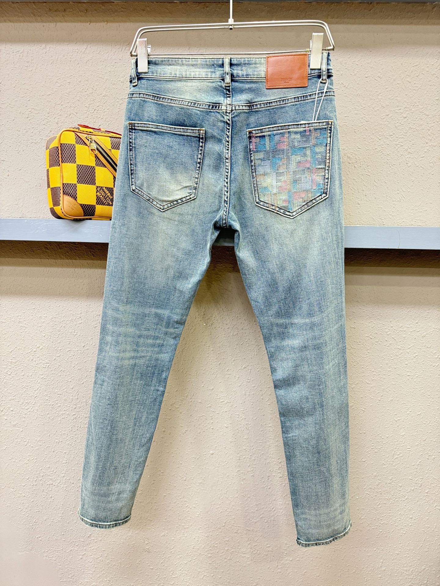 FENDI芬迪 专柜新品，原版牛仔裤 原版重工打造，品牌经典LOGO设计，三标齐全！原版五金辅料。专柜定