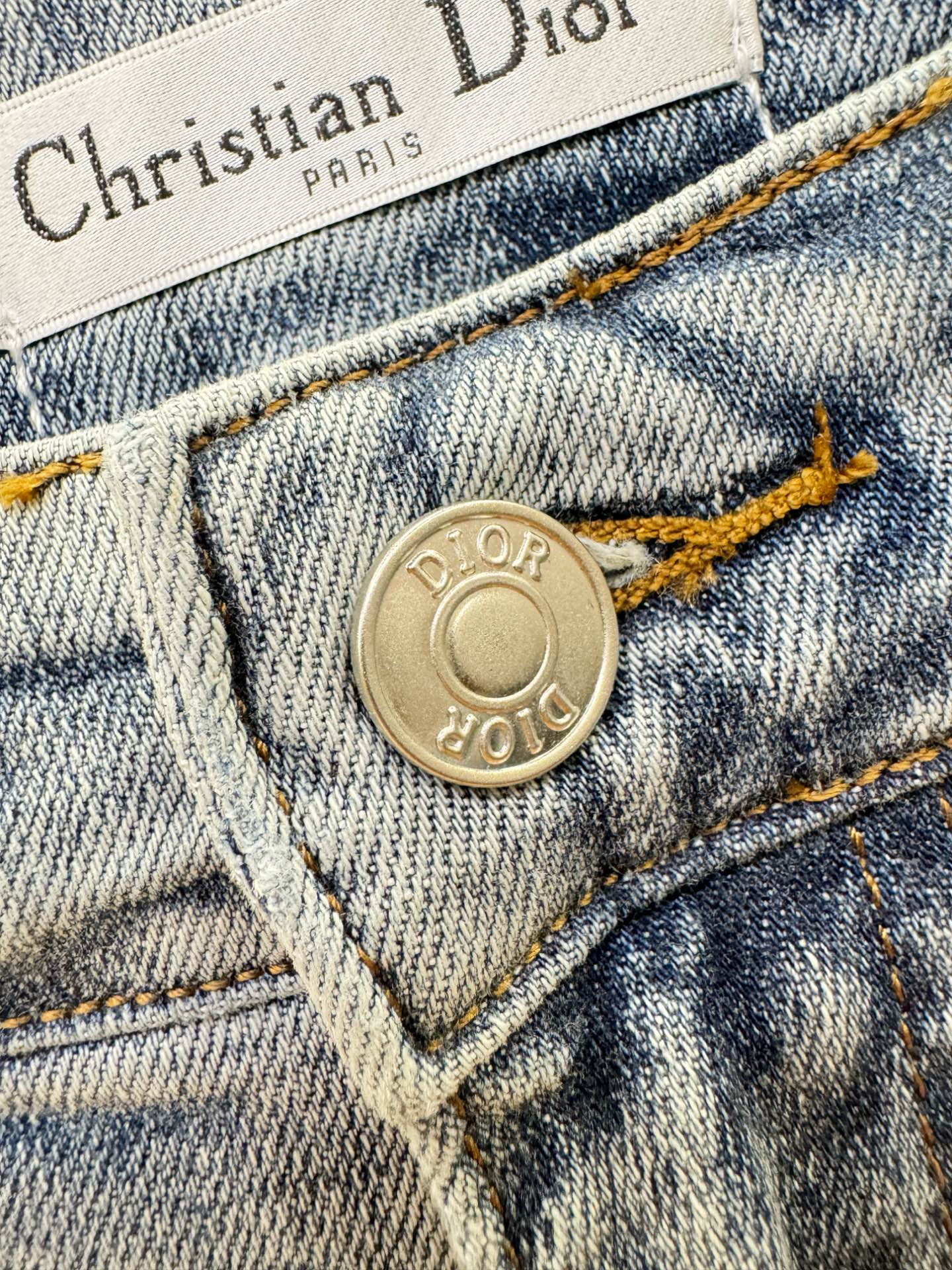 Dior迪奥 专柜新品，原版牛仔裤 原版重工打造，品牌经典LOGO设计，三标齐全！原版五金辅料。专柜定制