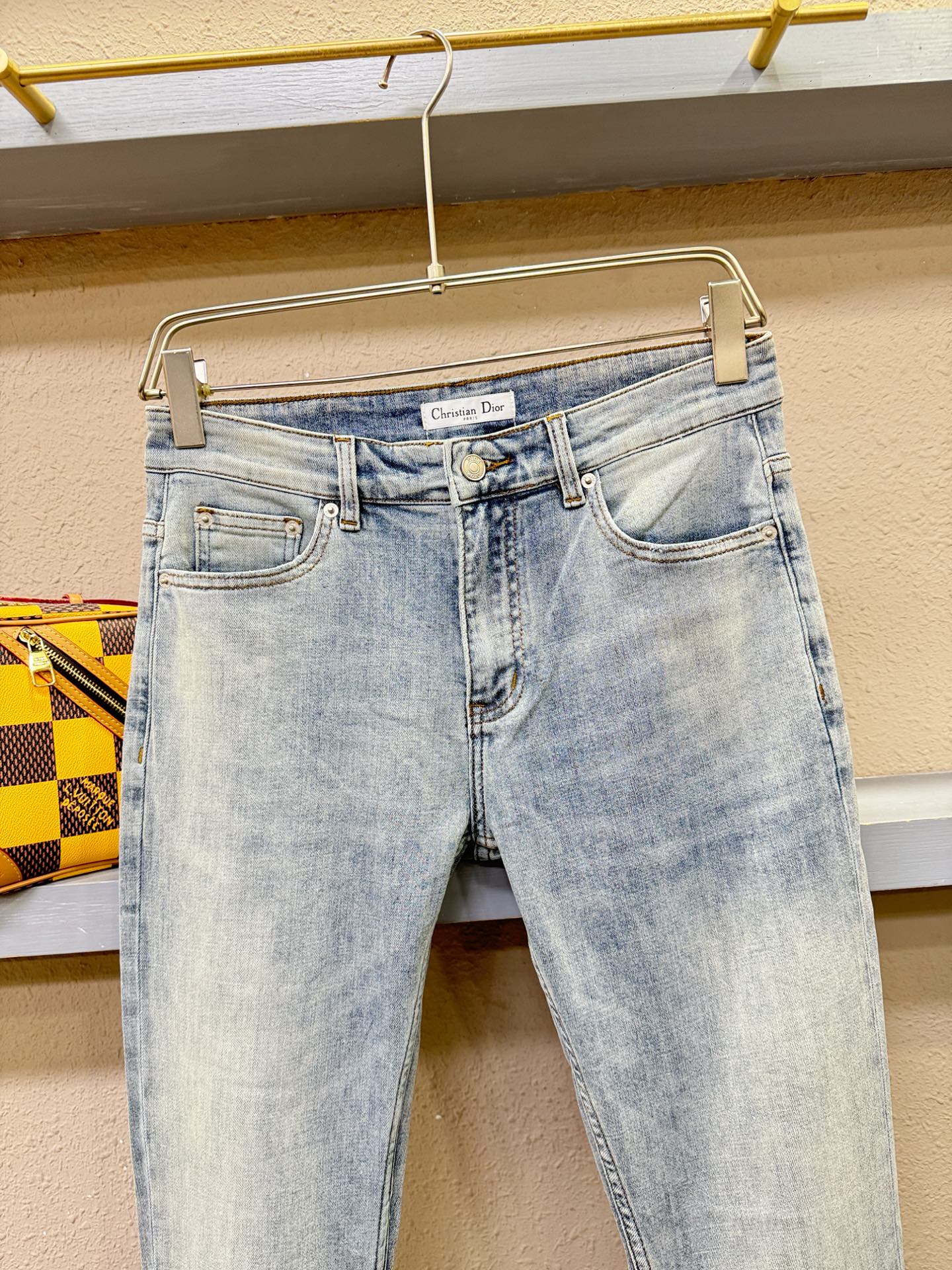 Dior迪奥 专柜新品，原版牛仔裤 原版重工打造，品牌经典LOGO设计，三标齐全！原版五金辅料。专柜定制